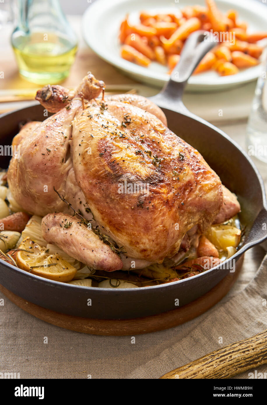 Pollo arrosto cena su un tavolo. Foto Stock
