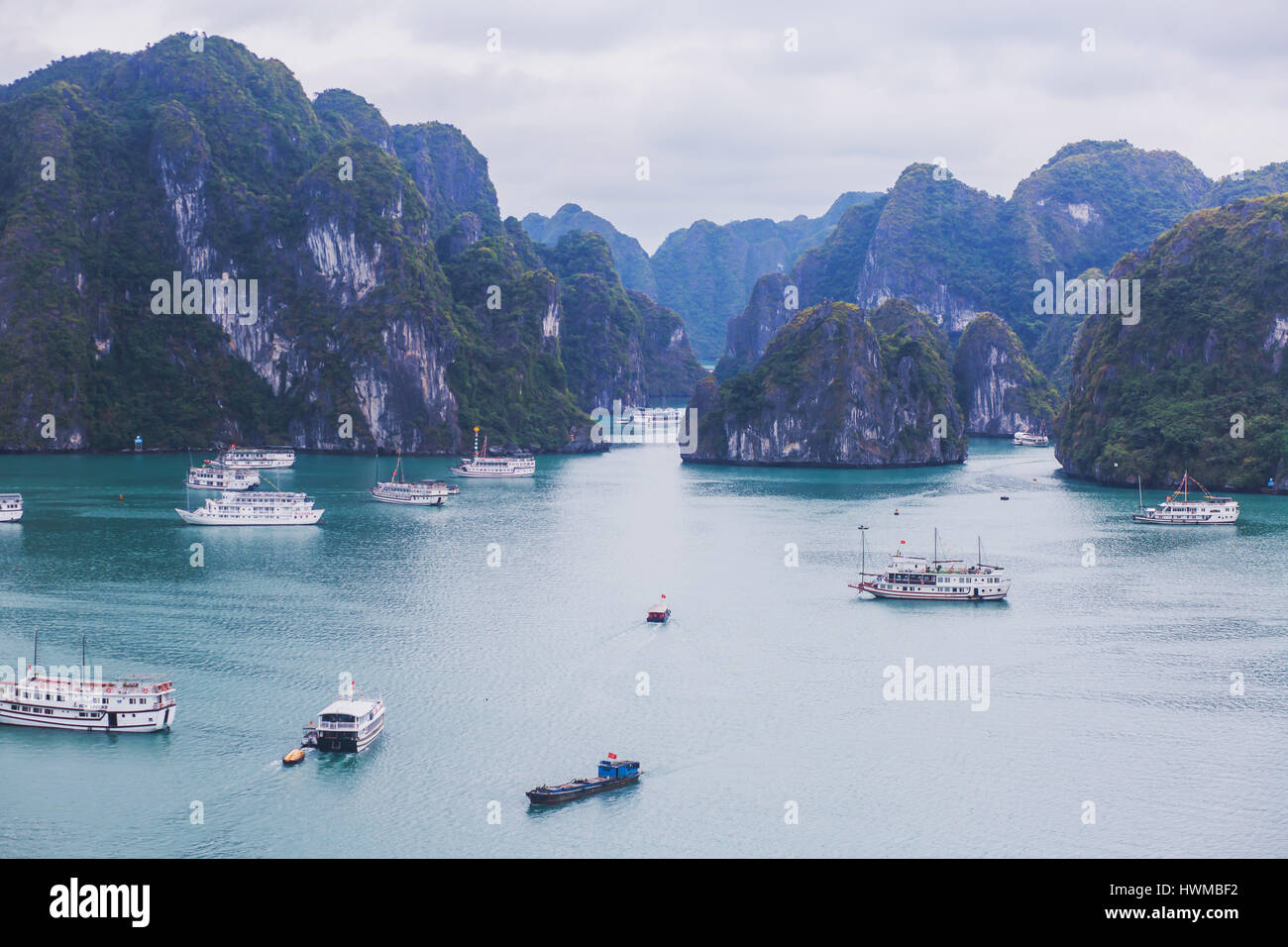 Splendida vista della baia di Halong, Vietnam, Sito Patrimonio Mondiale dell'UNESCO, vista panoramica delle isole, sud-est asiatico Foto Stock