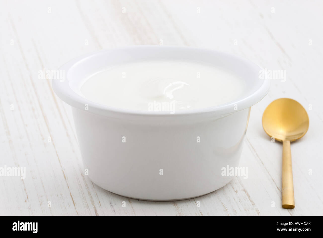 Deliziosi e nutrienti sani e freschi plain yogurt greco antico sulla tavola di legno Foto Stock