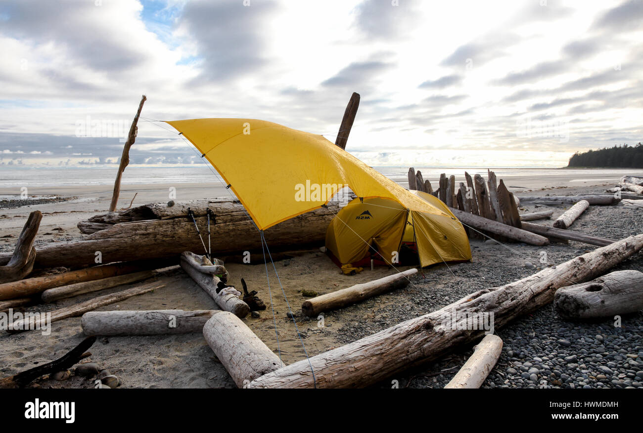 Tenda sul sito di Nootka isola il sentiero costiero, Isola di Vancouver Foto Stock