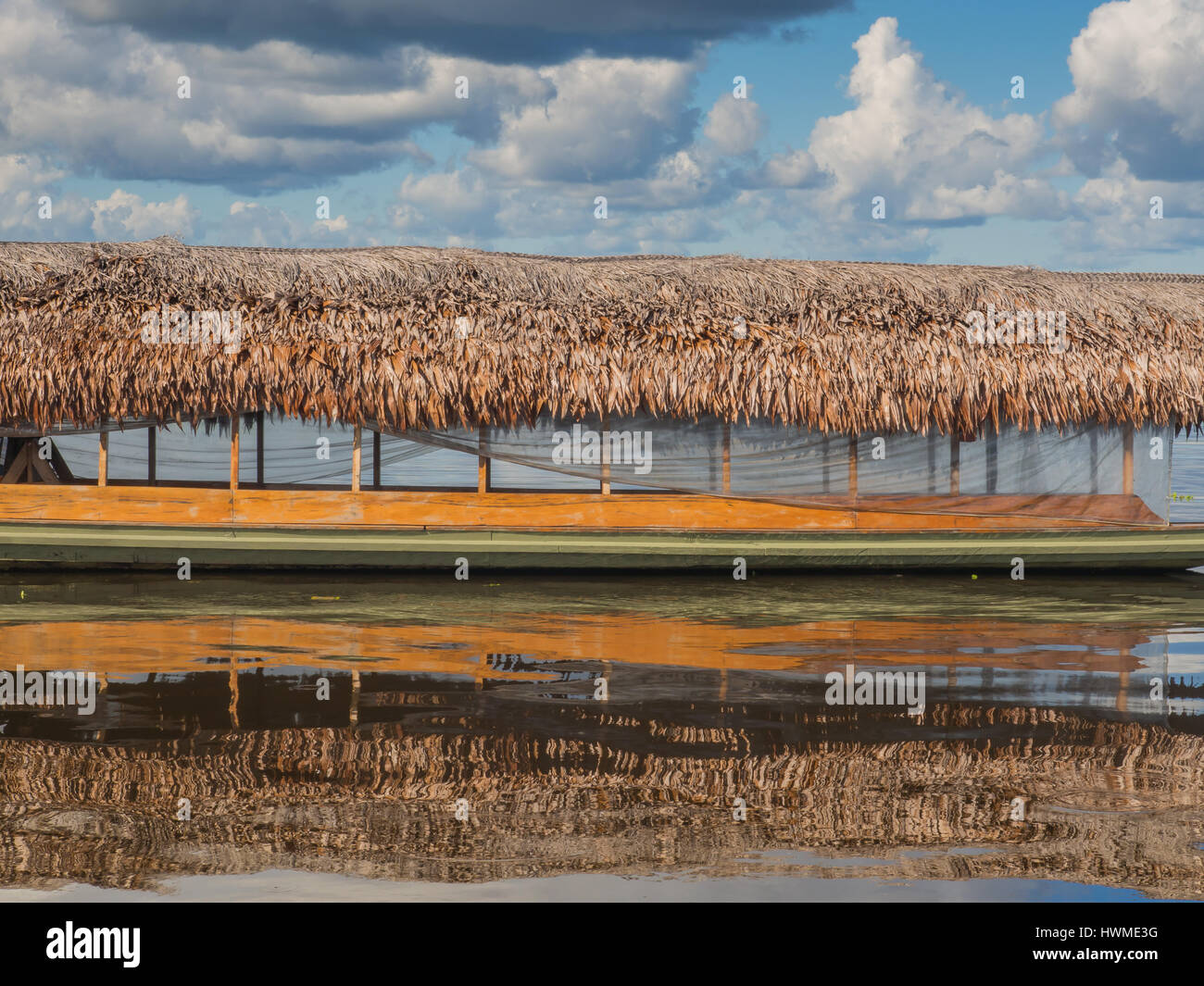 Riflesso in barca nel fiume del Amazon nel tardo pomeriggio nei pressi di Iquitos, Perù. Foto Stock