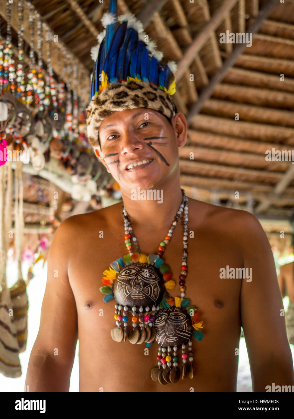 Iquitos, Perù- 15 maggio 2016: Indiano nel suo costume locale Foto Stock