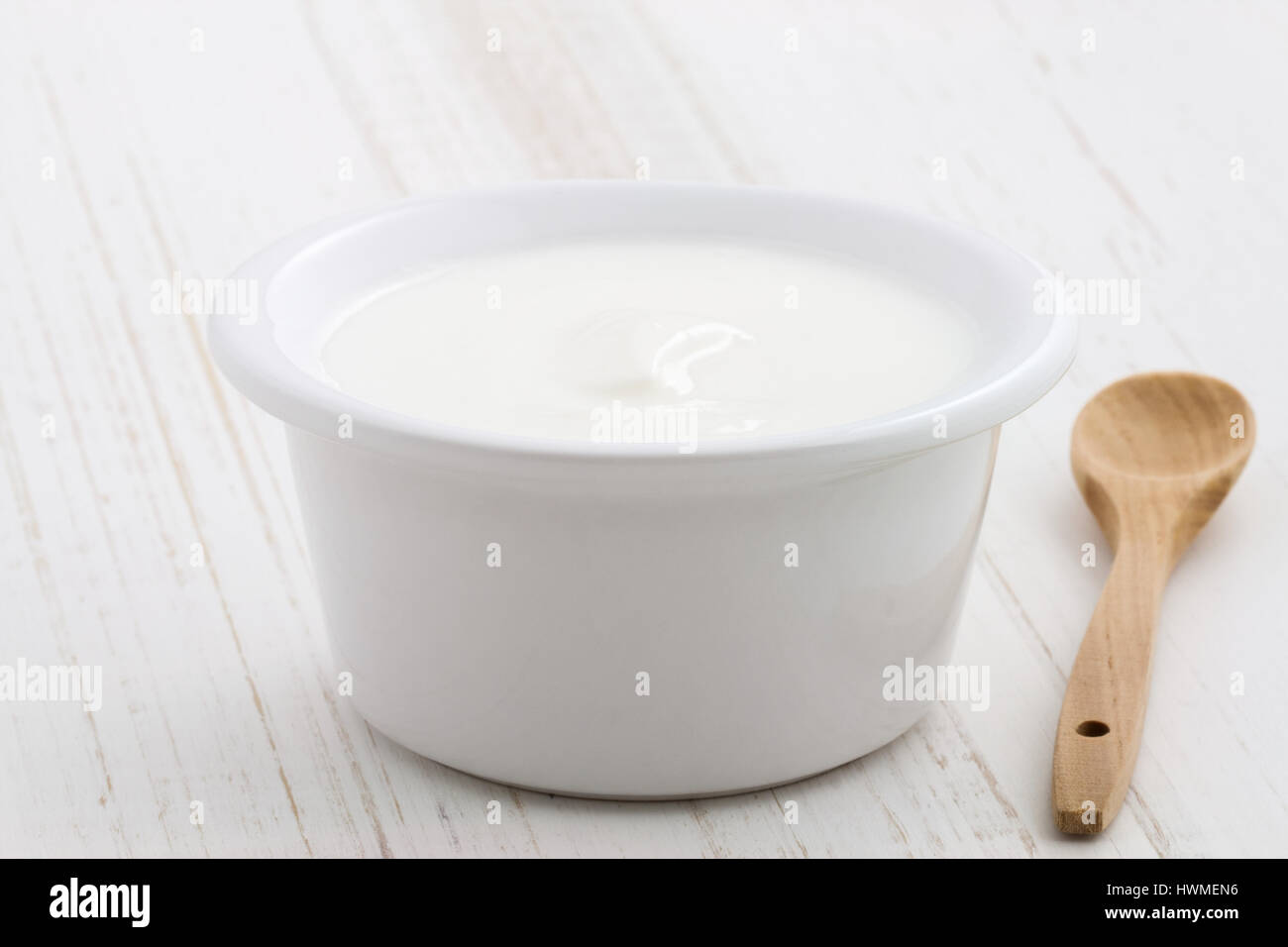 Deliziosi e nutrienti sani e freschi plain yogurt greco antico sulla tavola di legno Foto Stock