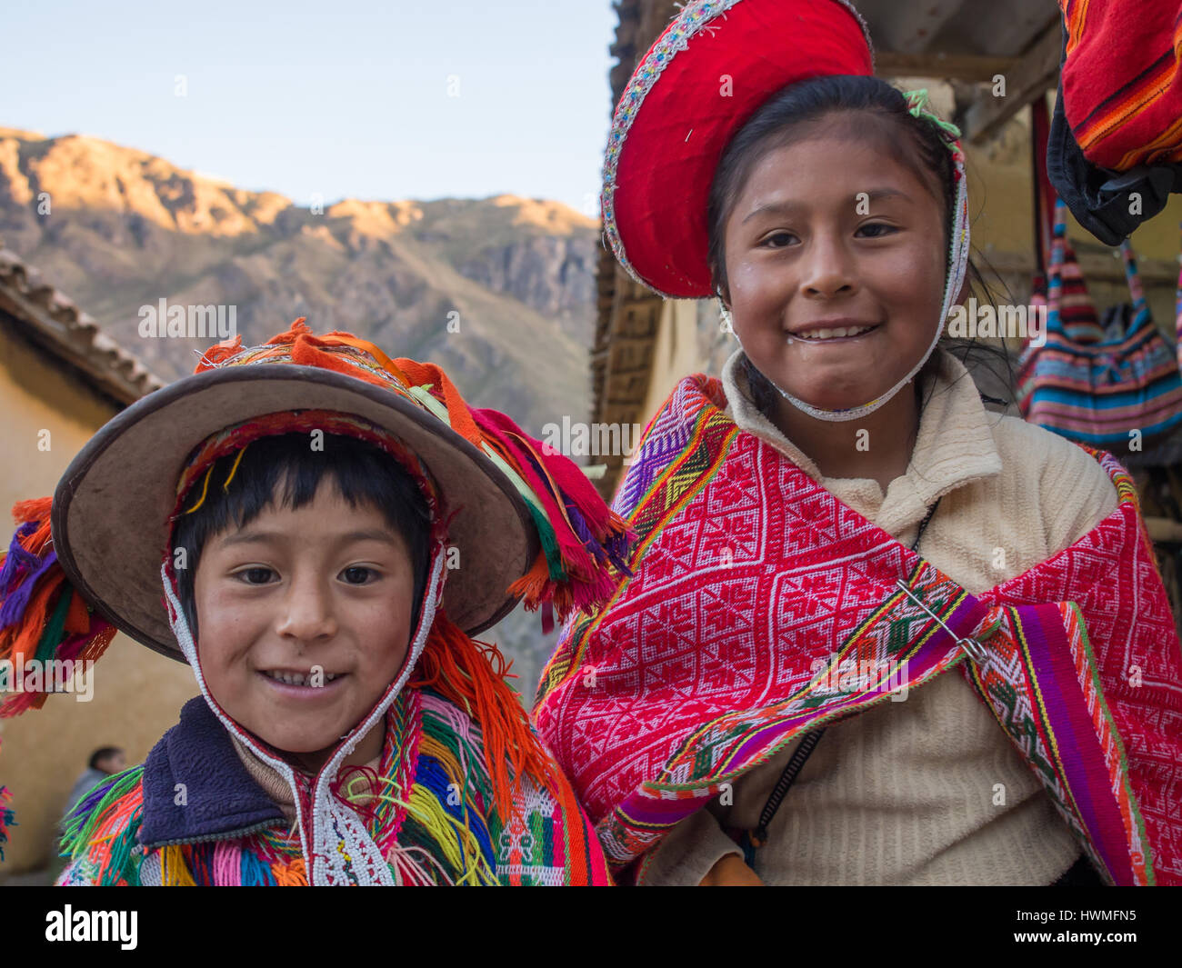 Ollantaytambo, Perù - 20 Maggio 2016: i bambini in un colorato, costumi folcloristici nel Pisac Market Foto Stock