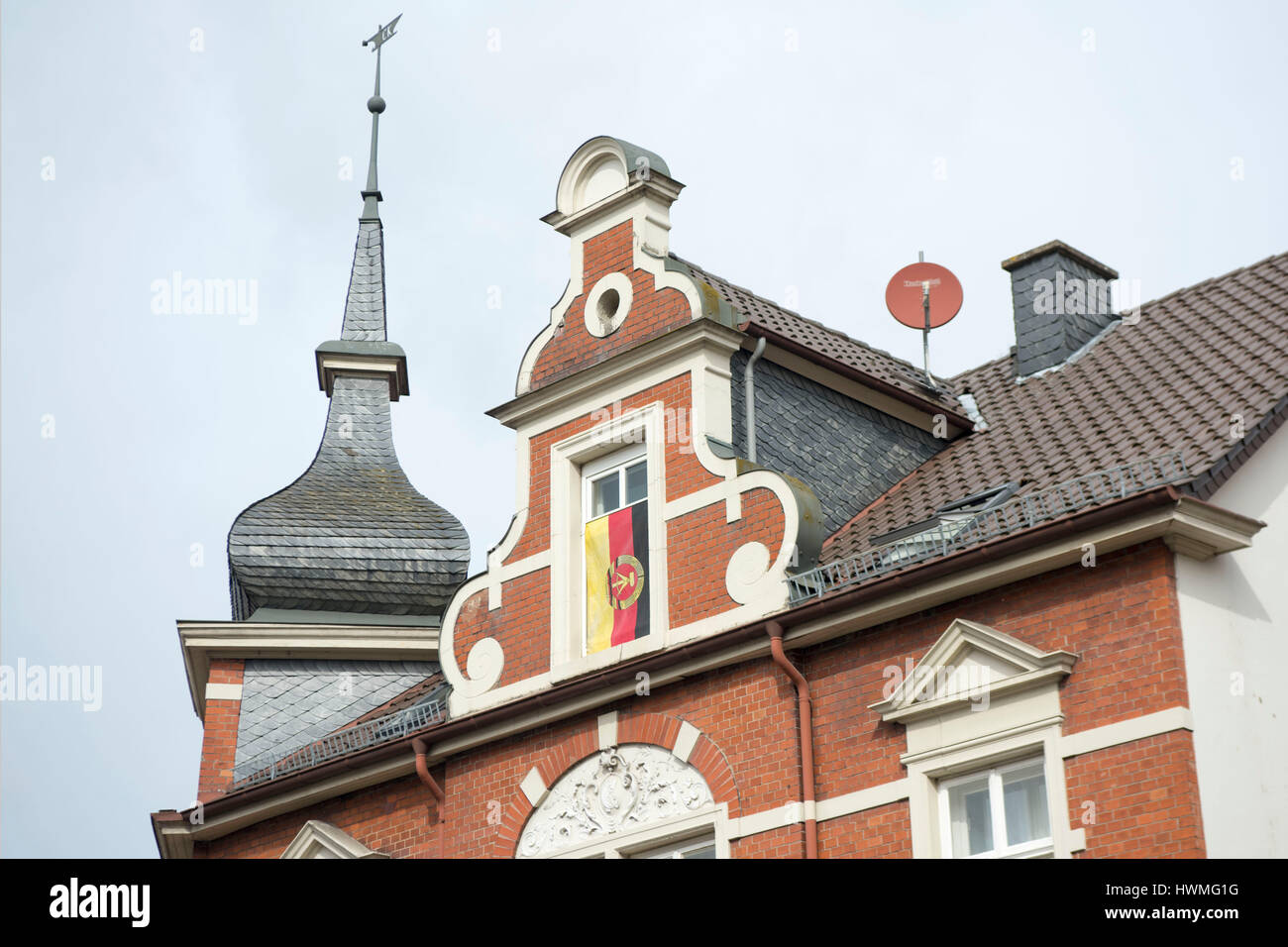 Deutschland, Renania settentrionale-Vestfalia, Detmold, DDR Flagge un einem Altstadthaus Foto Stock