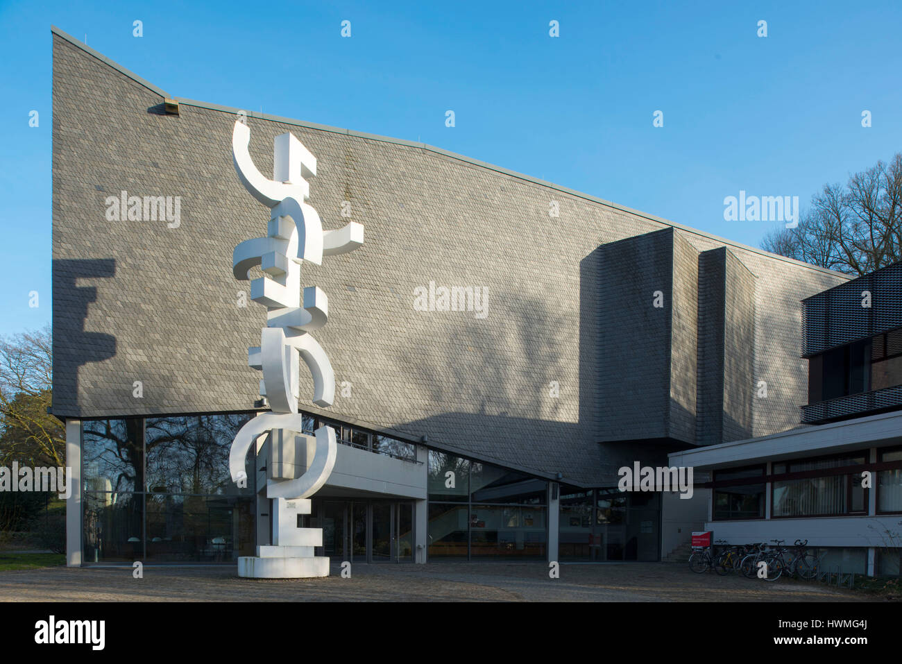 Deutschland, Renania settentrionale-Vestfalia, Detmold e Konzerthaus der Hochschule für Musik mit Skulptur von Karl Ehlers Foto Stock