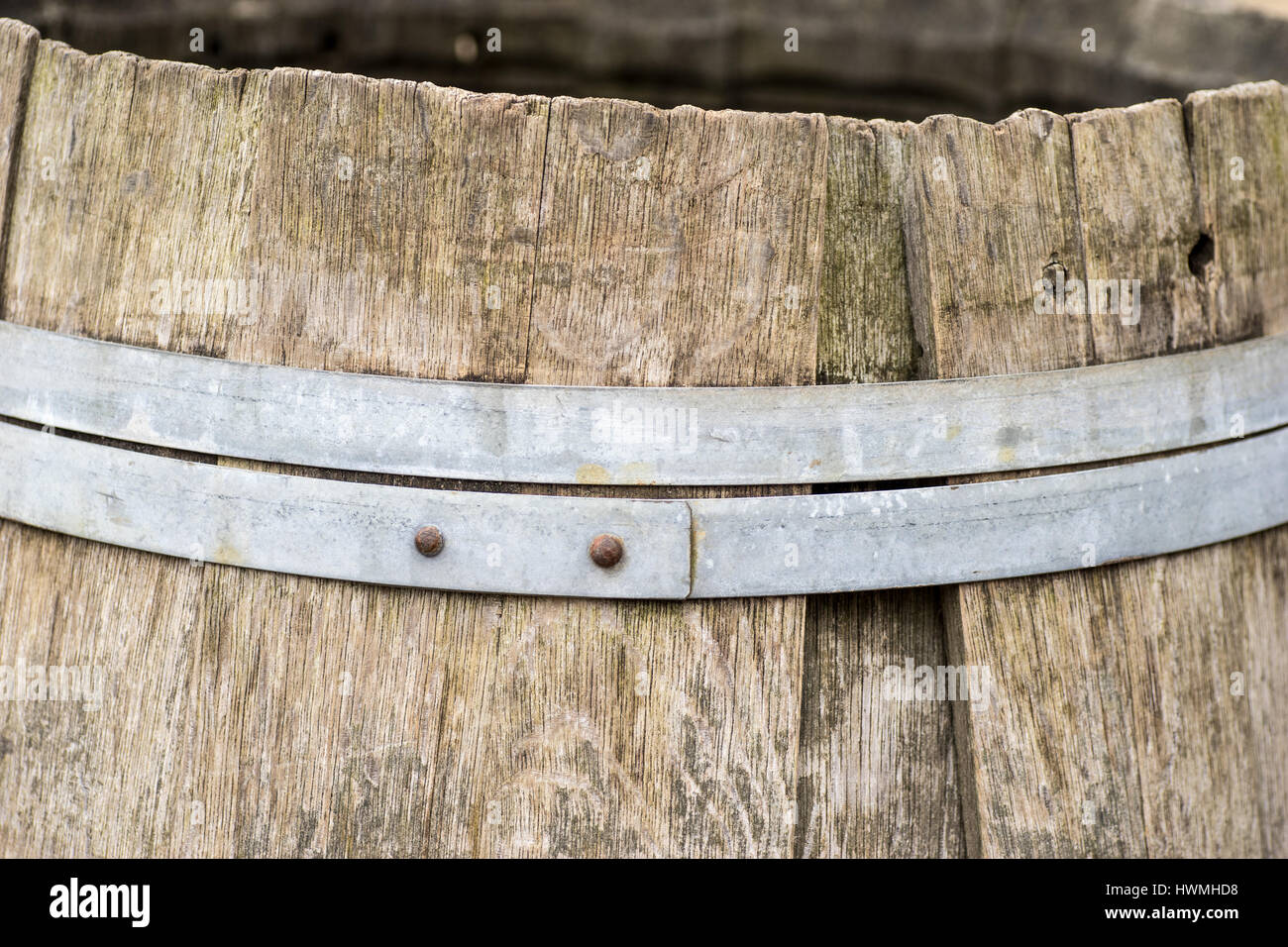 Dettaglio del vecchio vintage Barile di legno con cerchiature metalliche Foto Stock