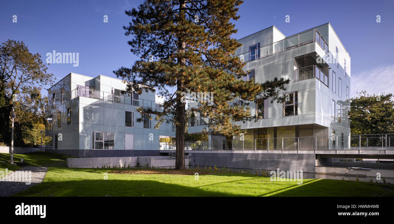 Vista della facciata esterna che mostra il vetro di rivestimento e motivi. Dunluce appartamenti, Ballsbridge, Irlanda. Architetto: Derek Tynan architetti, 2016. Foto Stock