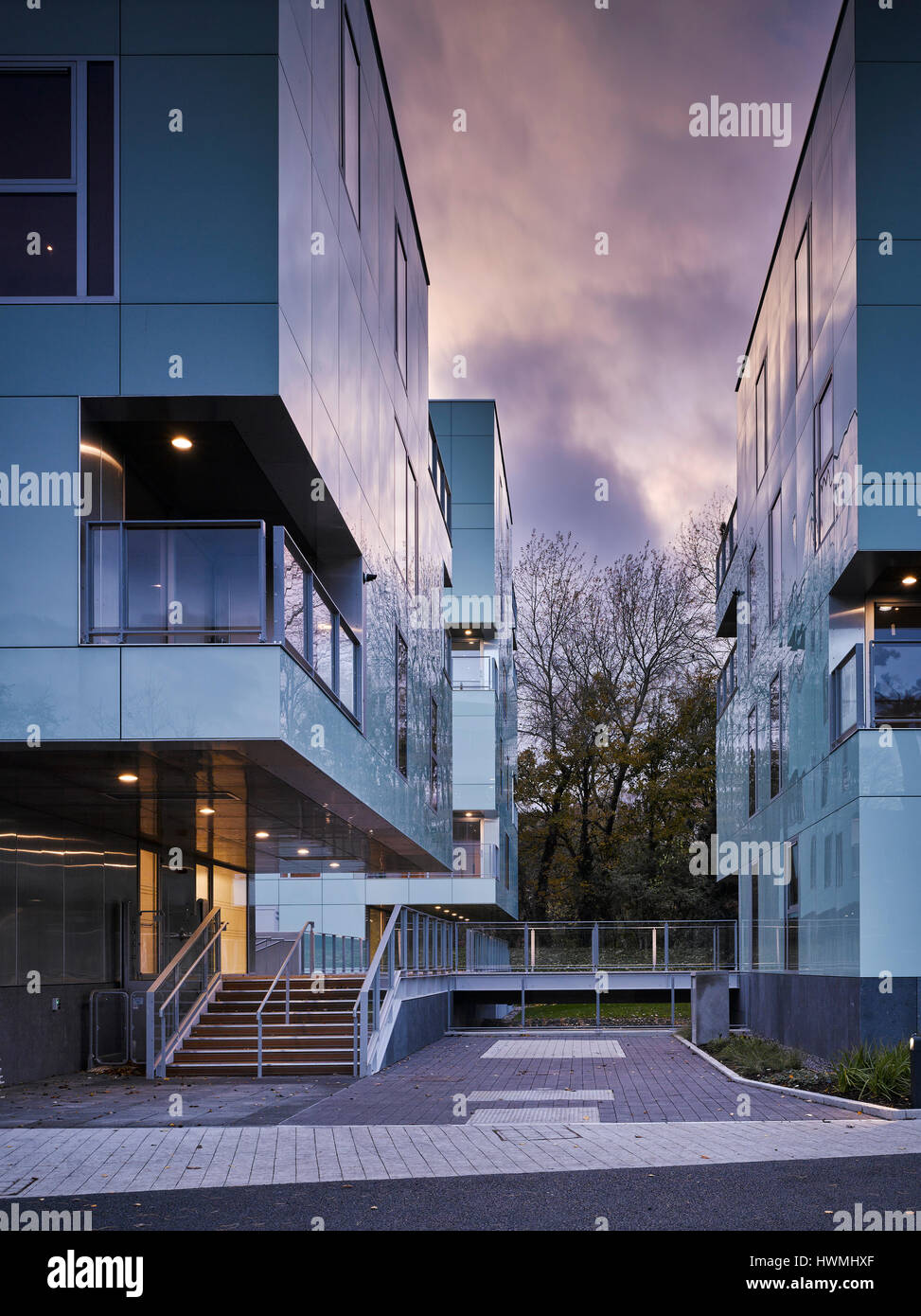 Vista del tramonto di esterno illustrante le scale e la passerella. Dunluce appartamenti, Ballsbridge, Irlanda. Architetto: Derek Tynan architetti, 2016. Foto Stock
