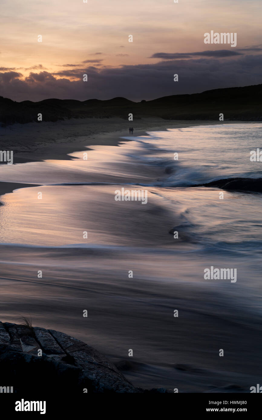 Giovane camminando lungo la spiaggia su Isle of Harris Foto Stock