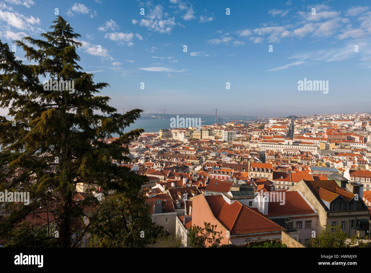 Vista del centro Baixa, il fiume Tago e il 25 de Abril Bridge da Castelo de São Jorge, Lisbona, Portogallo Foto Stock