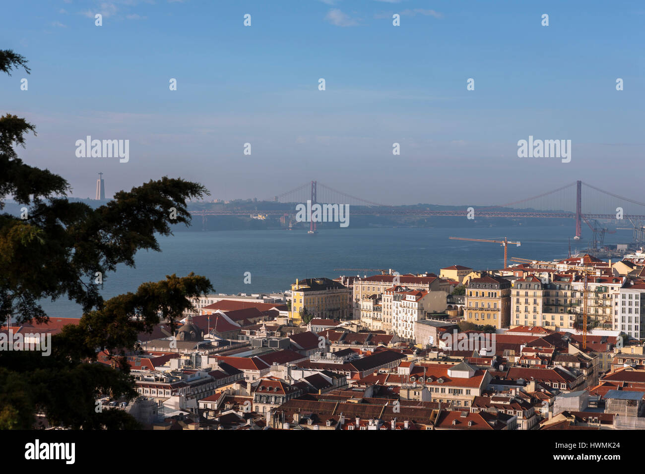 Vista del centro Baixa, il fiume Tago e il 25 de Abril Bridge da Castelo de São Jorge, Lisbona, Portogallo Foto Stock