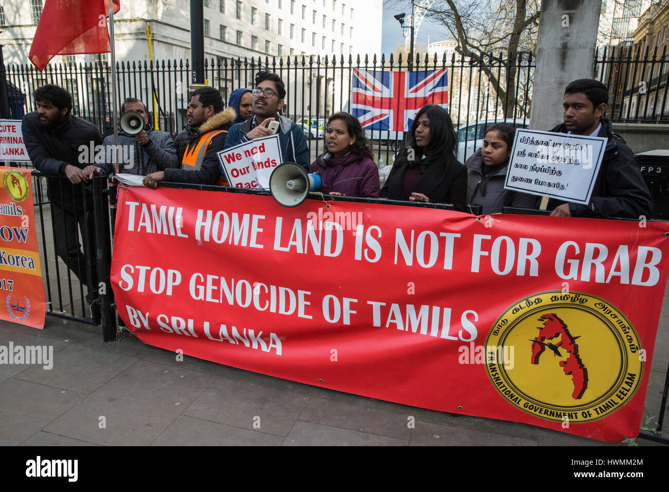 Londra, Regno Unito. Xxi marzo, 2017. British Tamil protesta al di fuori di Downing Street contro il genocidio contro il popolo tamil in Sri Lanka. Foto Stock
