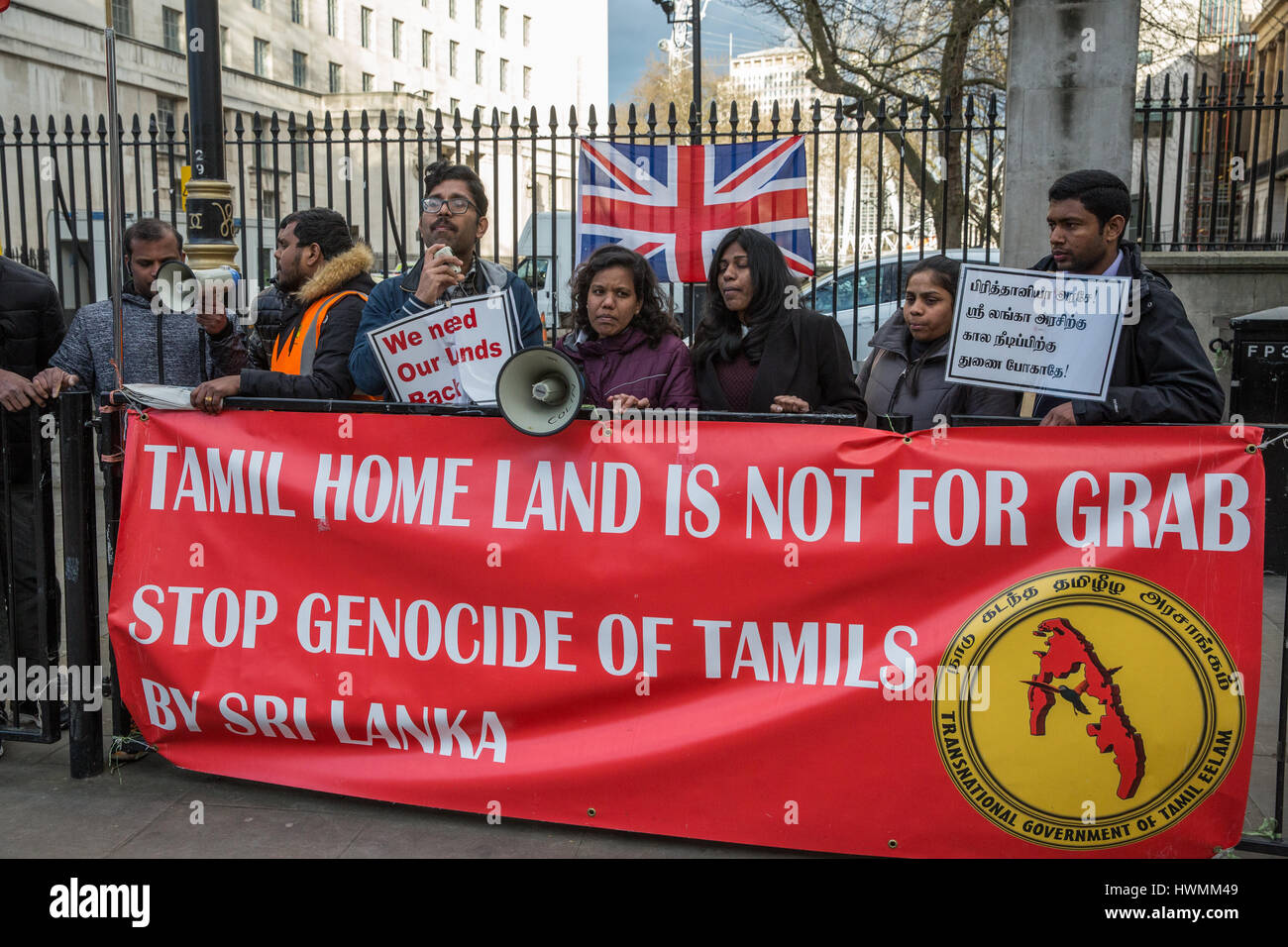 Londra, Regno Unito. Xxi marzo, 2017. British Tamil protesta al di fuori di Downing Street contro il genocidio contro il popolo tamil in Sri Lanka. Foto Stock