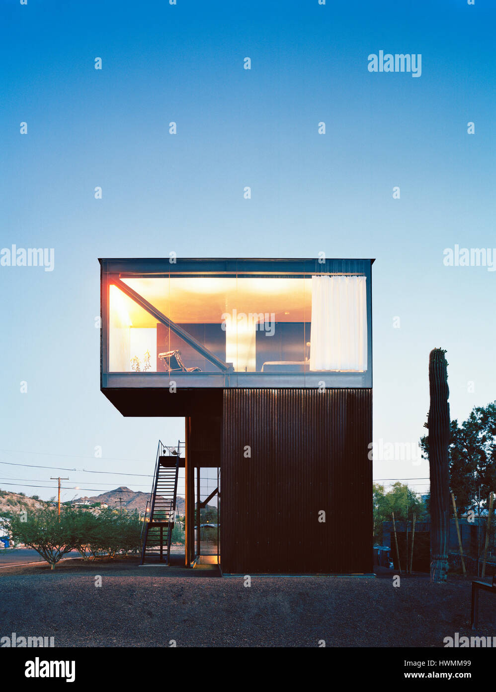 Esterno della facciata nord illuminato con piano superiore la camera da letto principale. Casa Xeros, Phoenix, Stati Uniti. Architetto: vuota Studio, 2006. Foto Stock
