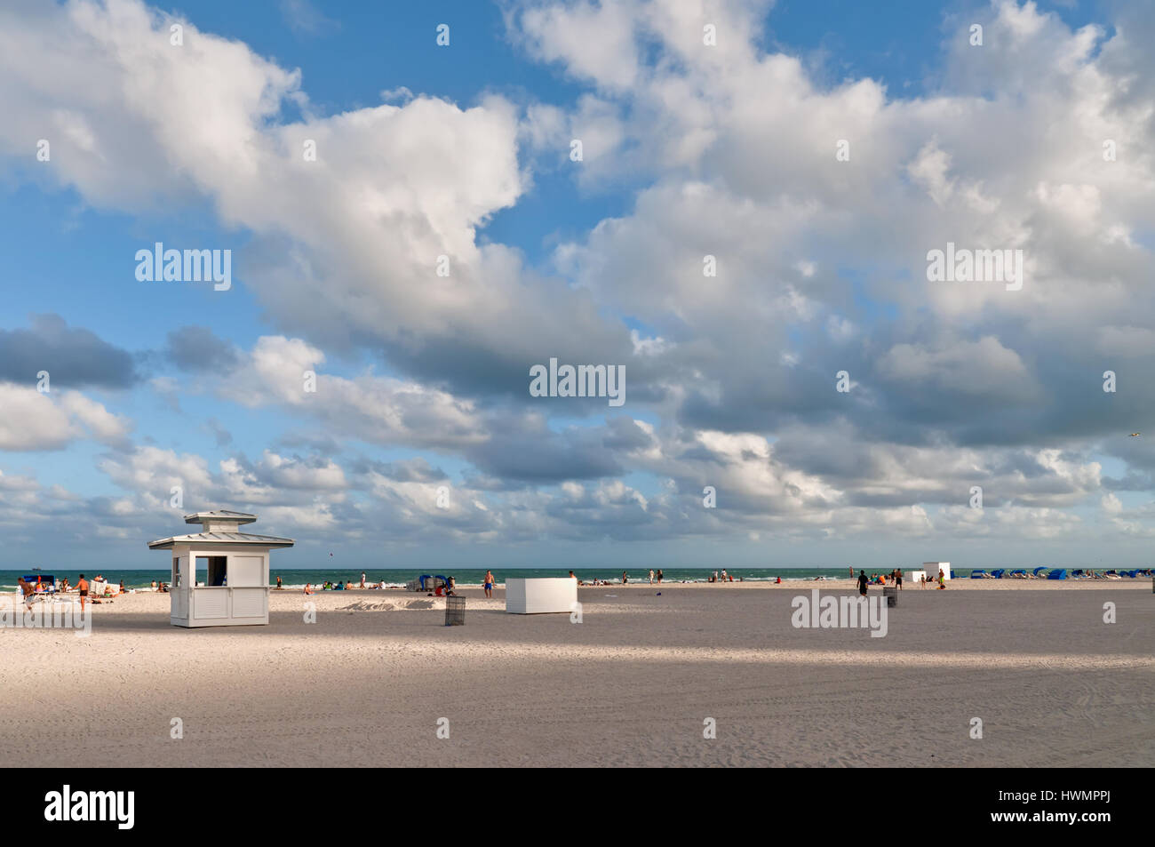 Miami Beach, Stati Uniti d'America - 26 novembre 2011. Persone godere il loro tempo libero sulla spiaggia nella città di Miami Beach. South Beach sono popolari destinazioni per entrambi Foto Stock