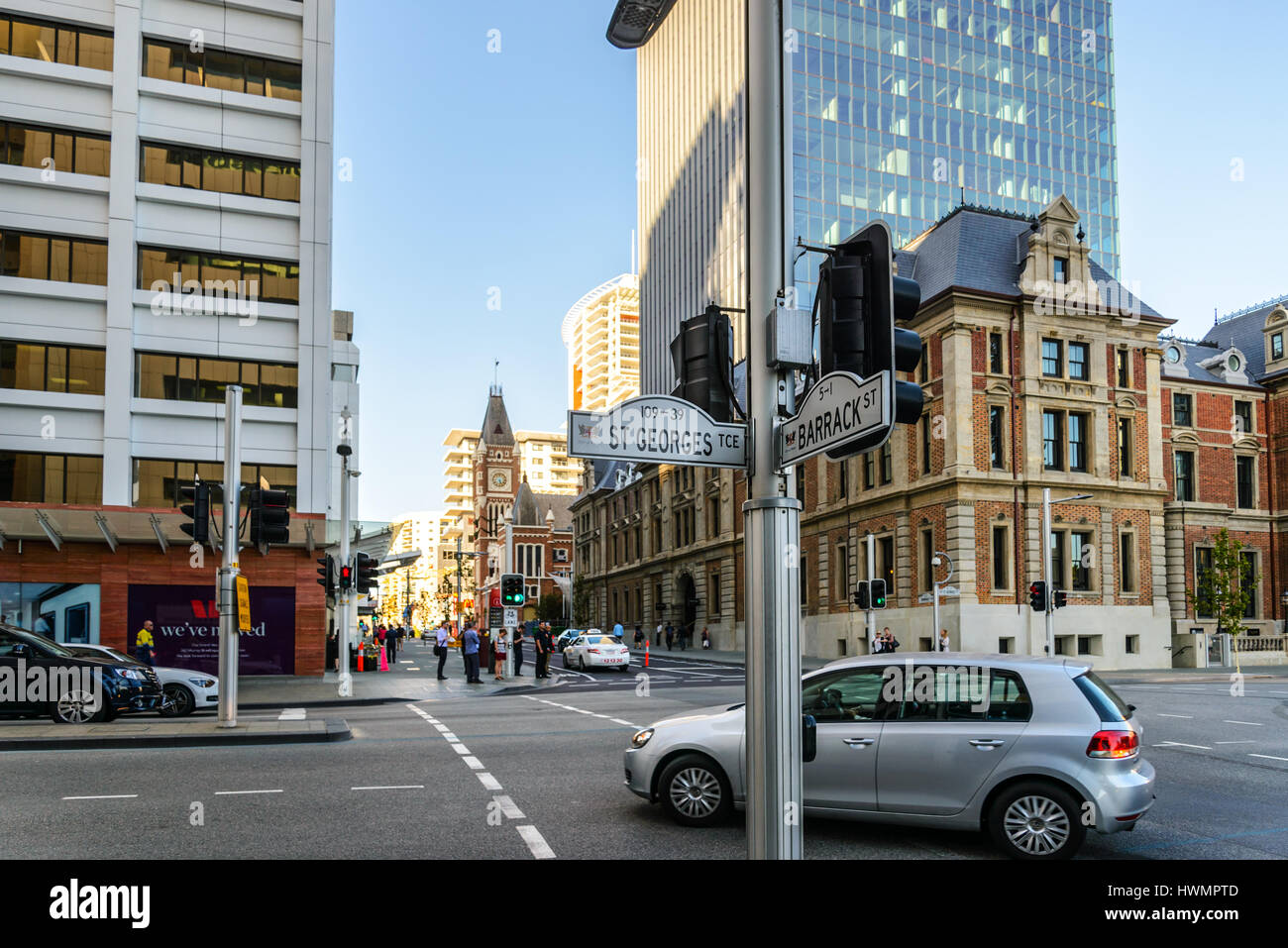 PERTH, Australia - 17 dicembre 2015 Municipio di Perth a partire dall'anno 1867 in background. Barrack Street Corner St Georges Tce nella parte anteriore Foto Stock