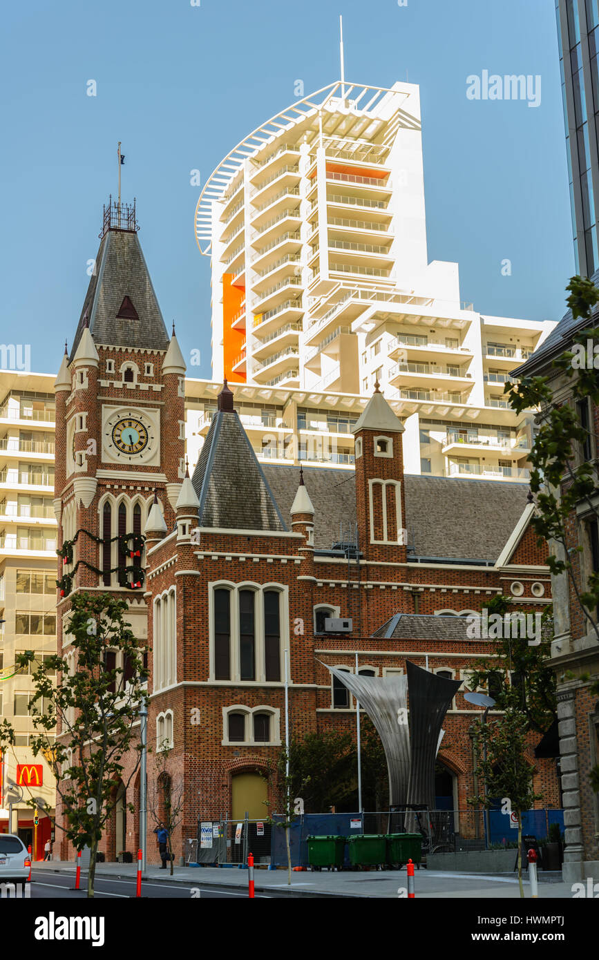 PERTH, Australia - 17 dicembre 2015 Municipio di Perth a partire dall'anno 1867. Un edificio dal giorno precedente. Sullo sfondo i nuovi edifici Foto Stock