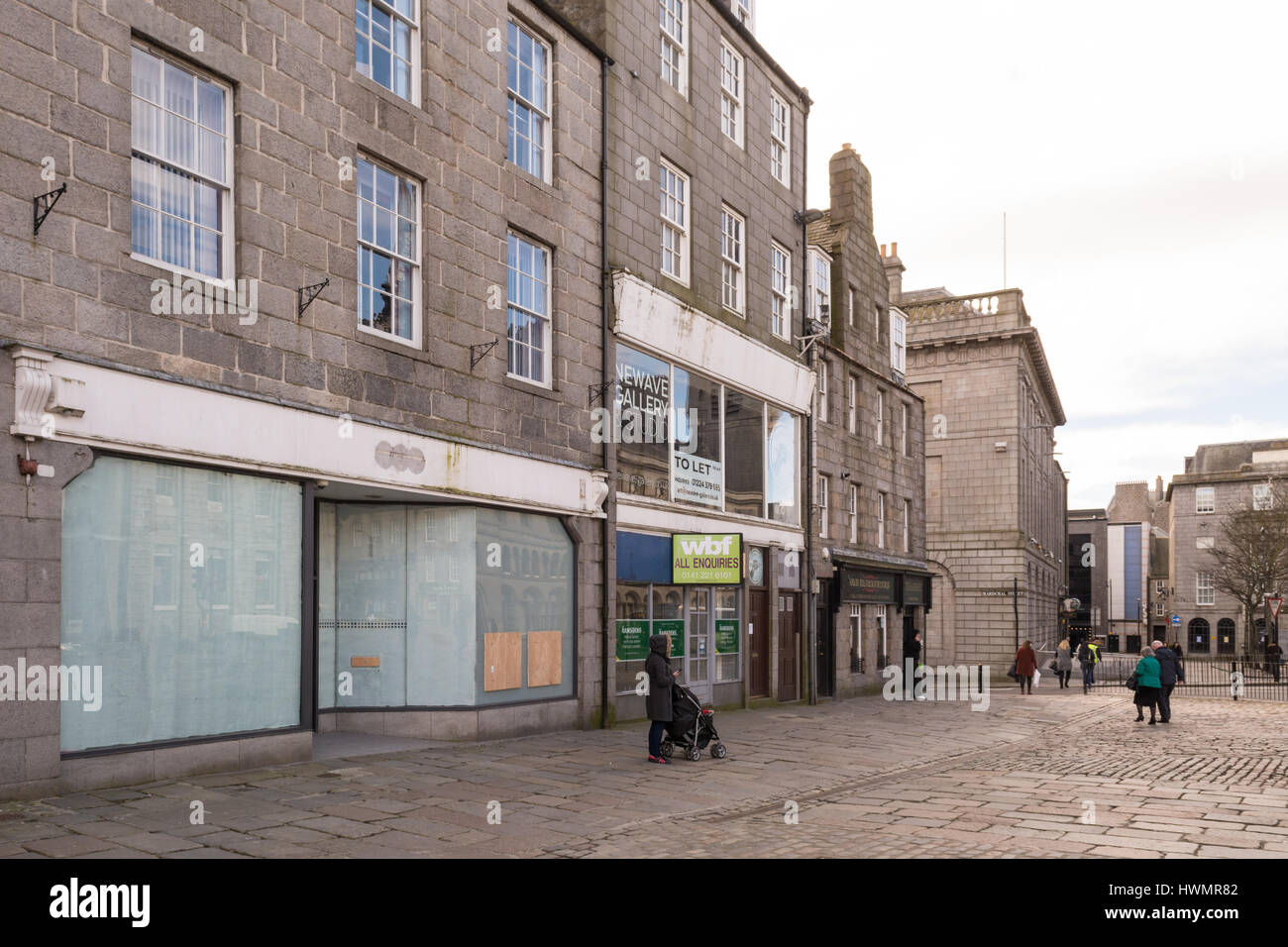 Aberdeen, Castle Street, Scozia - rundown vuoto negozi e banca chiuso Foto Stock