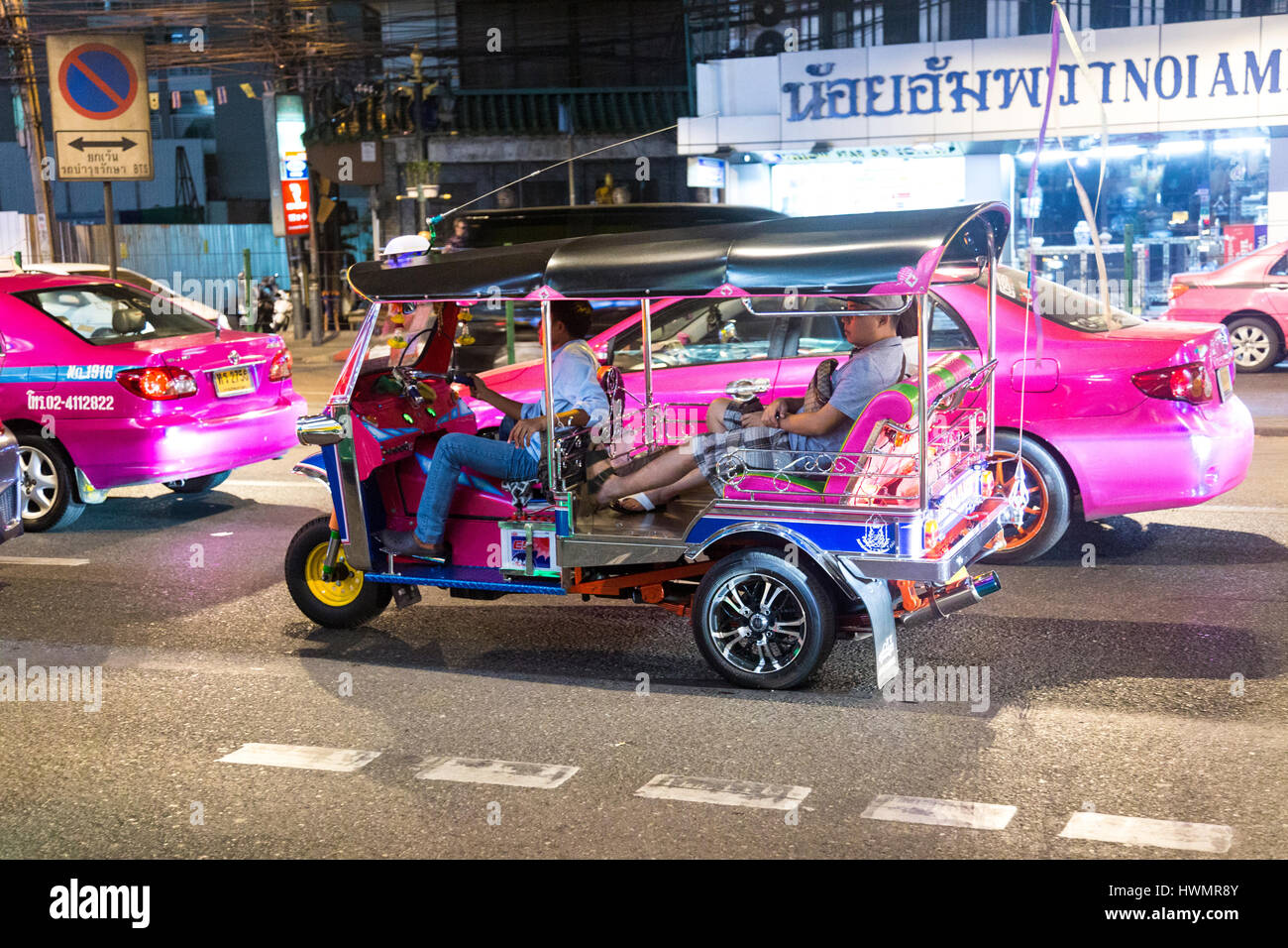 Auto rickshaw (tuk-tuk) di notte per le strade di Bangkok, Thailandia Foto Stock