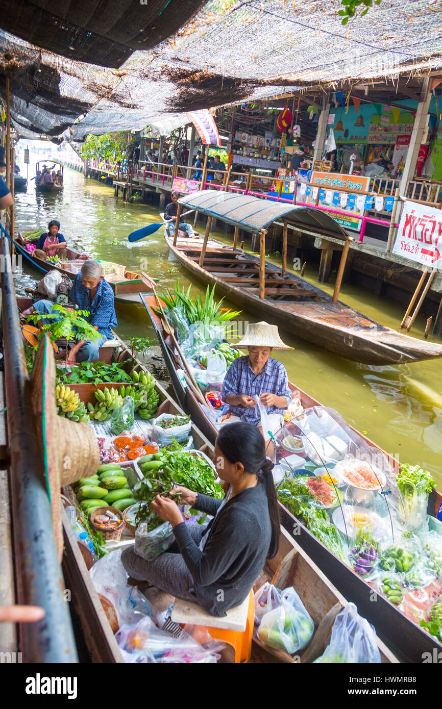 Le donne per la vendita di frutta e verdura da imbarcazioni a Khlong Lat Mayům mercato galleggiante, Bangkok in Thailandia Foto Stock