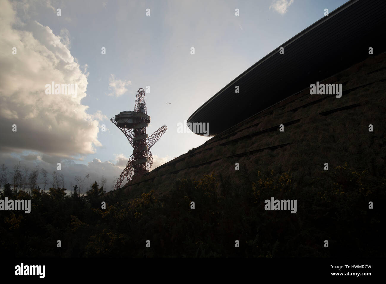 Londra, Regno Unito. Xxi Mar, 2017. La ArcelorMittal orbita (a cui spesso viene fatto riferimento come l'orbita Tower o semplicemente l'orbita) è un 114,5-metro-alti (376 ft) la scultura e la torre di osservazione nel Queen Elizabeth Parco Olimpico di Stratford, Londra. Credito: Alberto Pezzali/Pacific Press/Alamy Live News Foto Stock