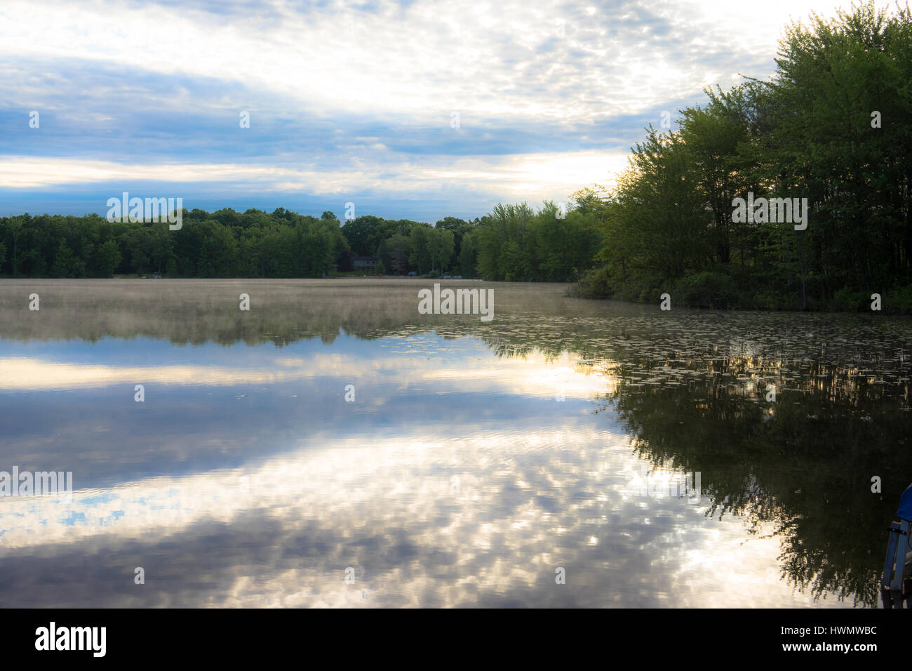 Un cielo sereno riflessa su uno specchio stagno in Michigan Foto Stock