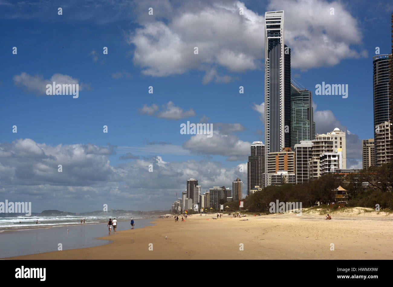 Surfers Paradise, Australia: godendo la distesa di spiaggia sabbiosa incorniciata da alte luogo residence sul foreshore Foto Stock