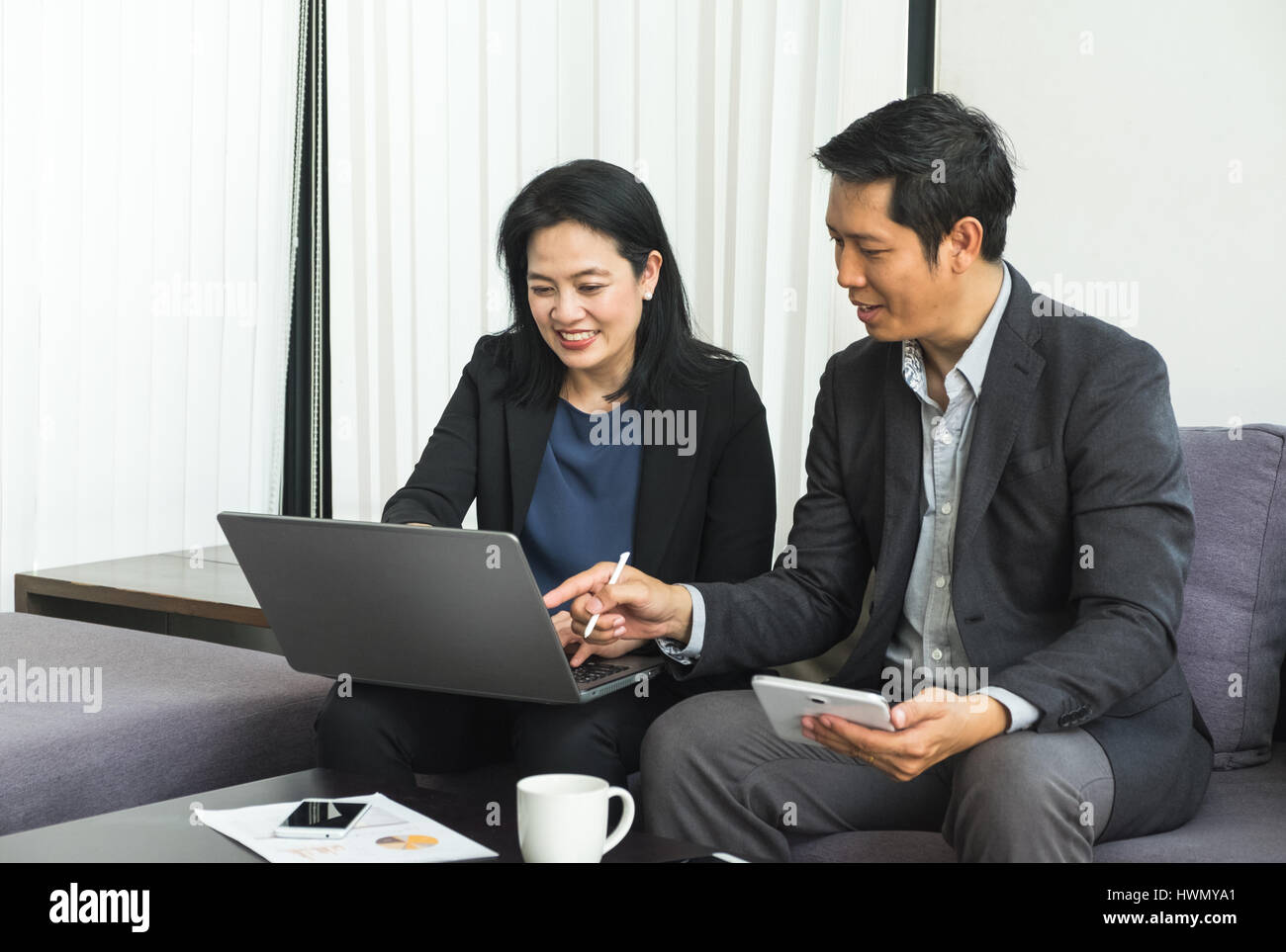 Business donna e uomo utilizzando tablet,notebook al lavoro di piallatura a riunioni aziendali in office,Business conference concetto. Foto Stock