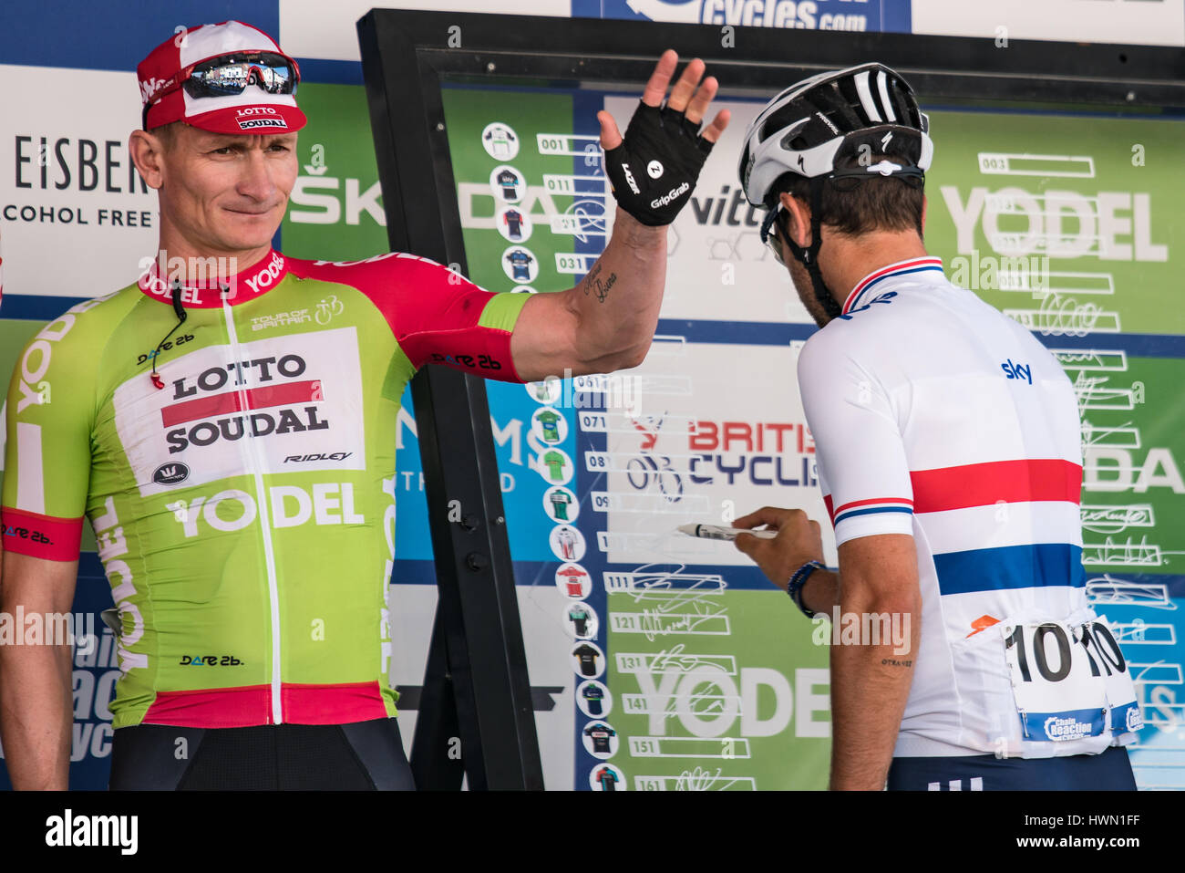 Adam Blythe e Andre Greipel accedi allo stadio 4 del tour della Gran Bretagna 2016 in Denbigh Foto Stock