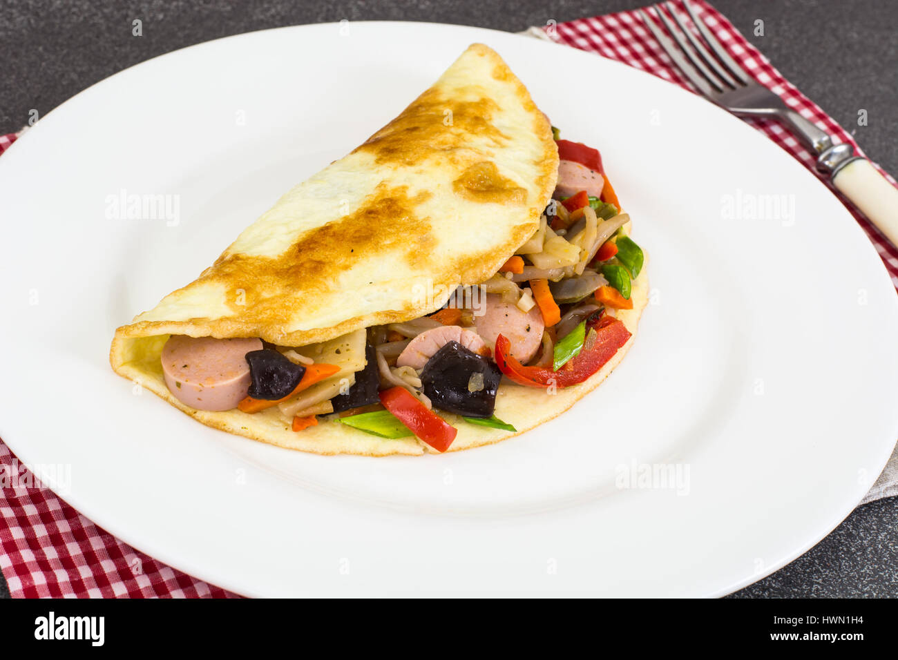 Omelette con verdure e salsicce Foto Stock