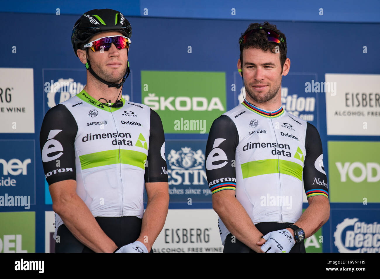 Mark Cavendish e Mark Renshaw della dimensione del Team dati all'inizio della fase 4 del 2016 Tour della Gran Bretagna in Denbigh, Galles Foto Stock