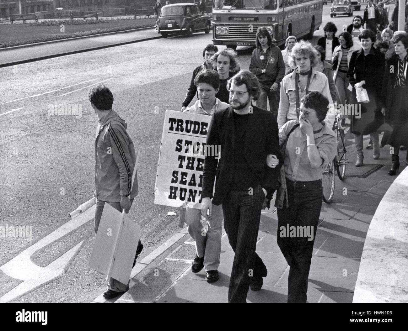 I manifestanti prendere parte a una manifestazione contro la guarnizione canadese commercio di pellicce a Londra in Inghilterra il 11 marzo 1978. Le proteste sono state depositate presso gli uffici della Baia di Hudson Trading Company e seguita da un rally in Trafalgar Square. Foto Stock