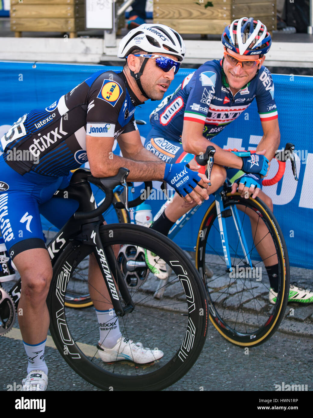 Ariel Maximiliano Richeze e Enrico Gasparotto attendere per l'avvio della fase 4 del tour della Gran Bretagna 2016 in Denbigh Foto Stock