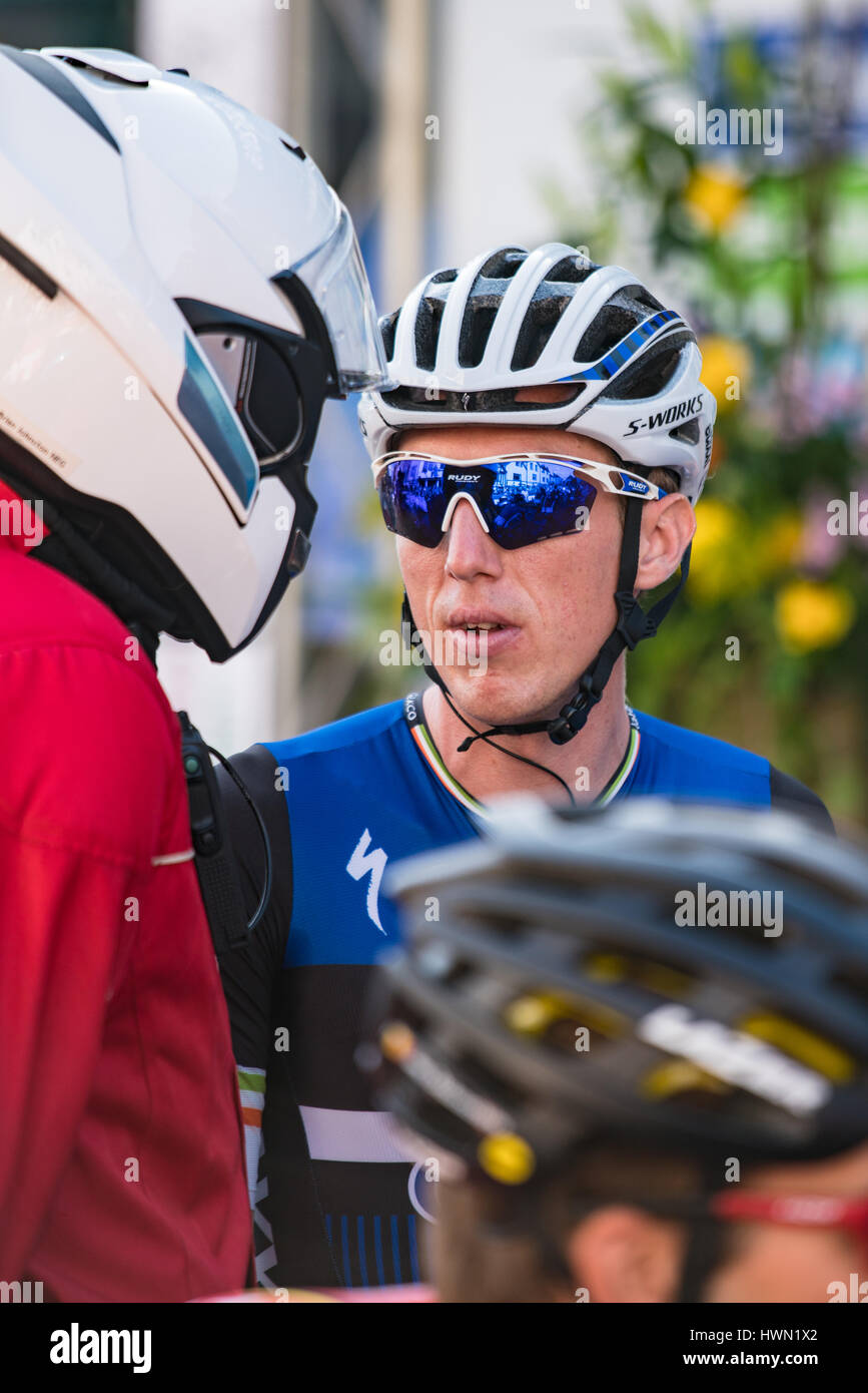 Dan Martin del Team Etixx Quick Step chat prima della fase 4 del tour della Gran Bretagna 2016 in Denbigh Foto Stock