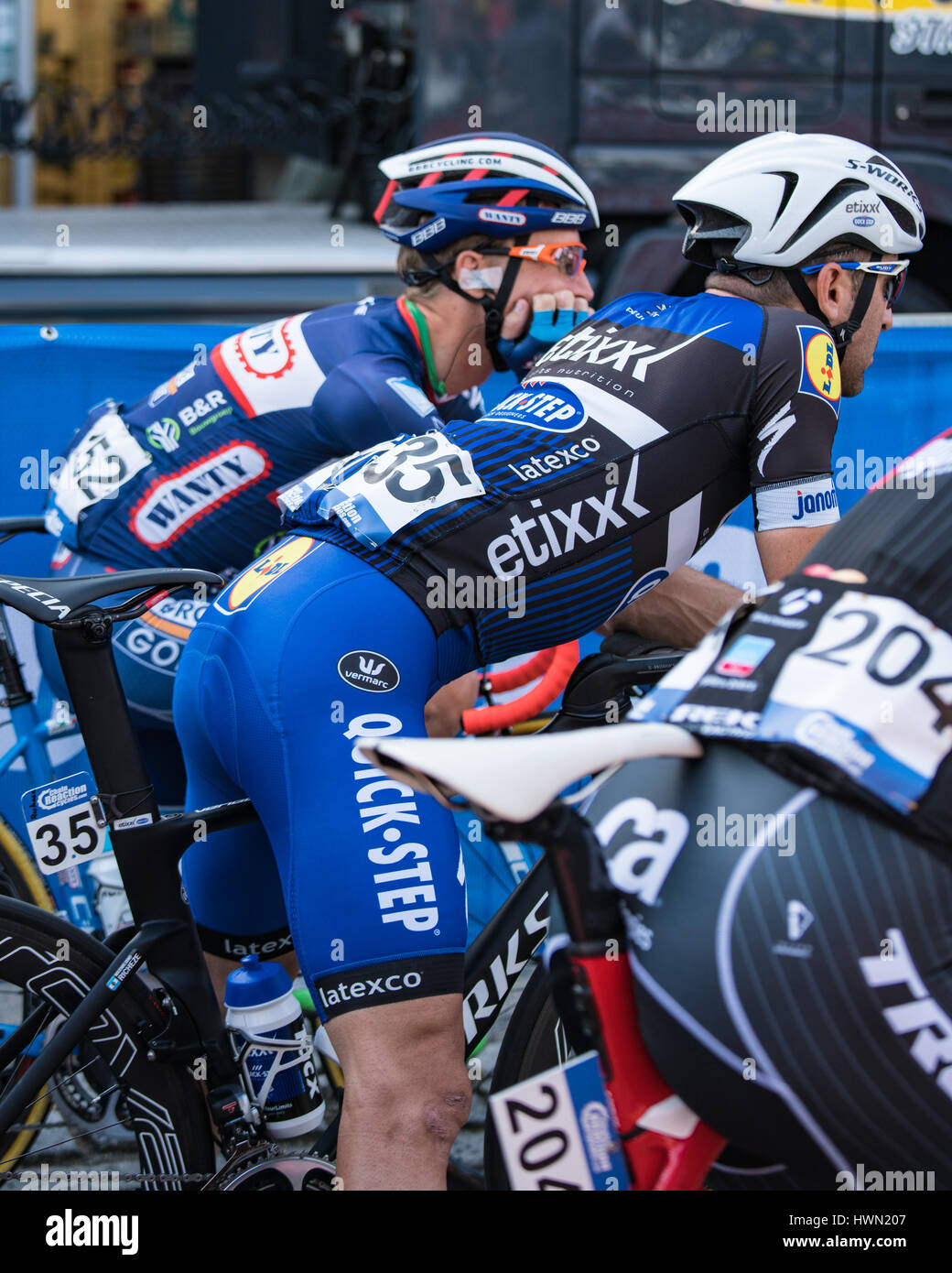 Ariel Maximiliano Richeze del Team Etixx Quick Step attende l inizio della fase 4 del tour della Gran Bretagna 2016 in Denbigh Foto Stock