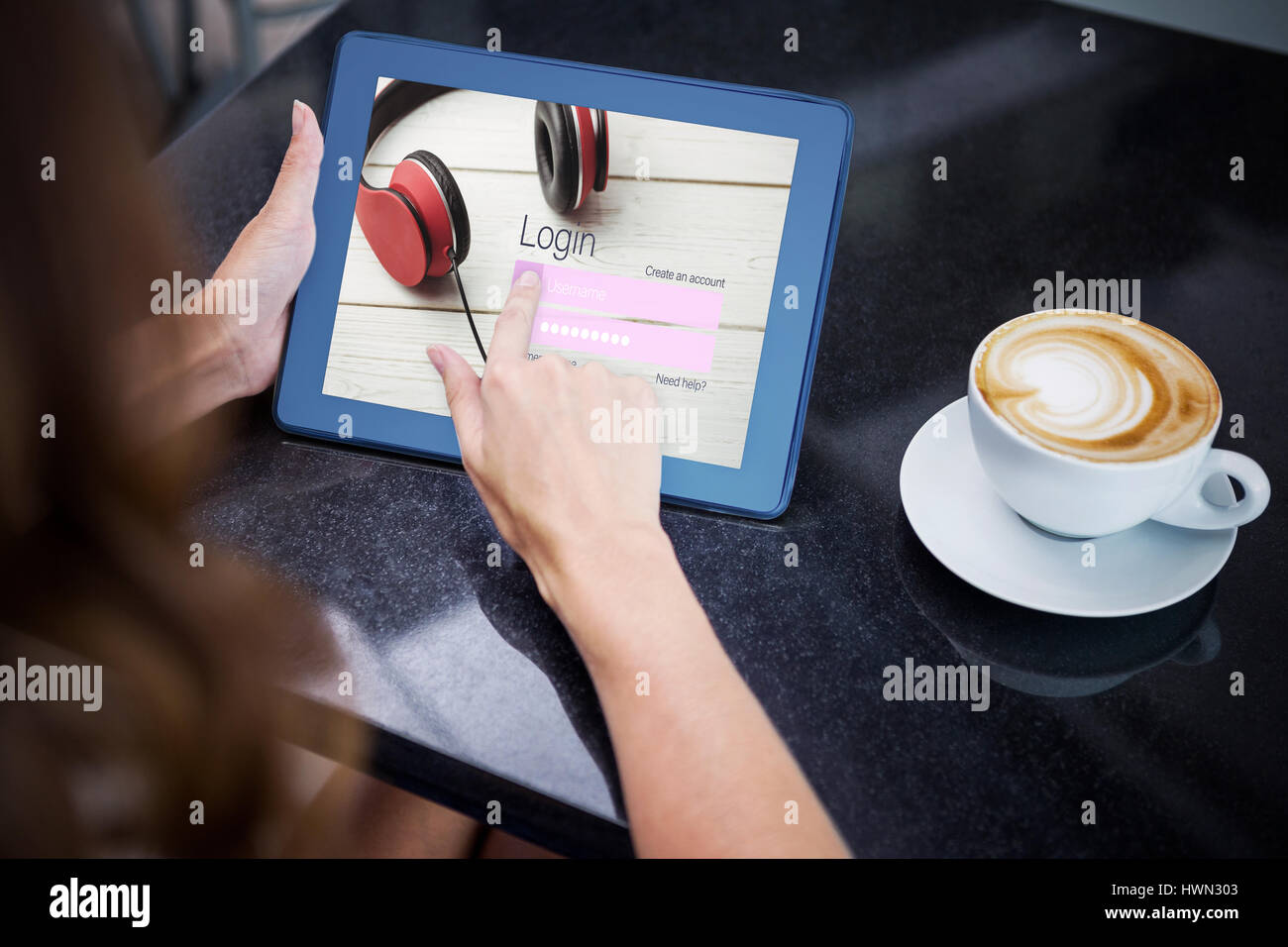 Close-up della pagina di login contro la donna con caffè e utilizzando il suo tablet Foto Stock