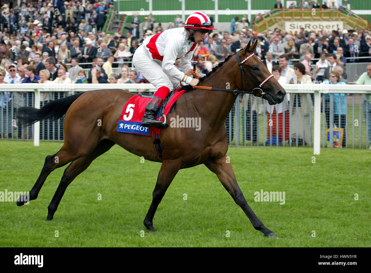 WIMPLE cavalcato da B.DOYLE IPPODROMO DI YORK YORK 22 Agosto 2002 Foto Stock