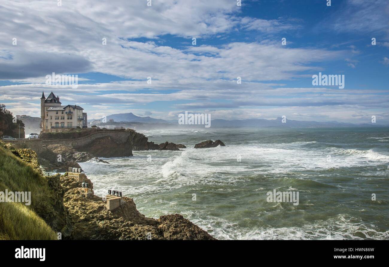 Francia, Pirenei Atlantique, Paese Basco, Biarritz, Villa Belza con la Rhune in background Foto Stock