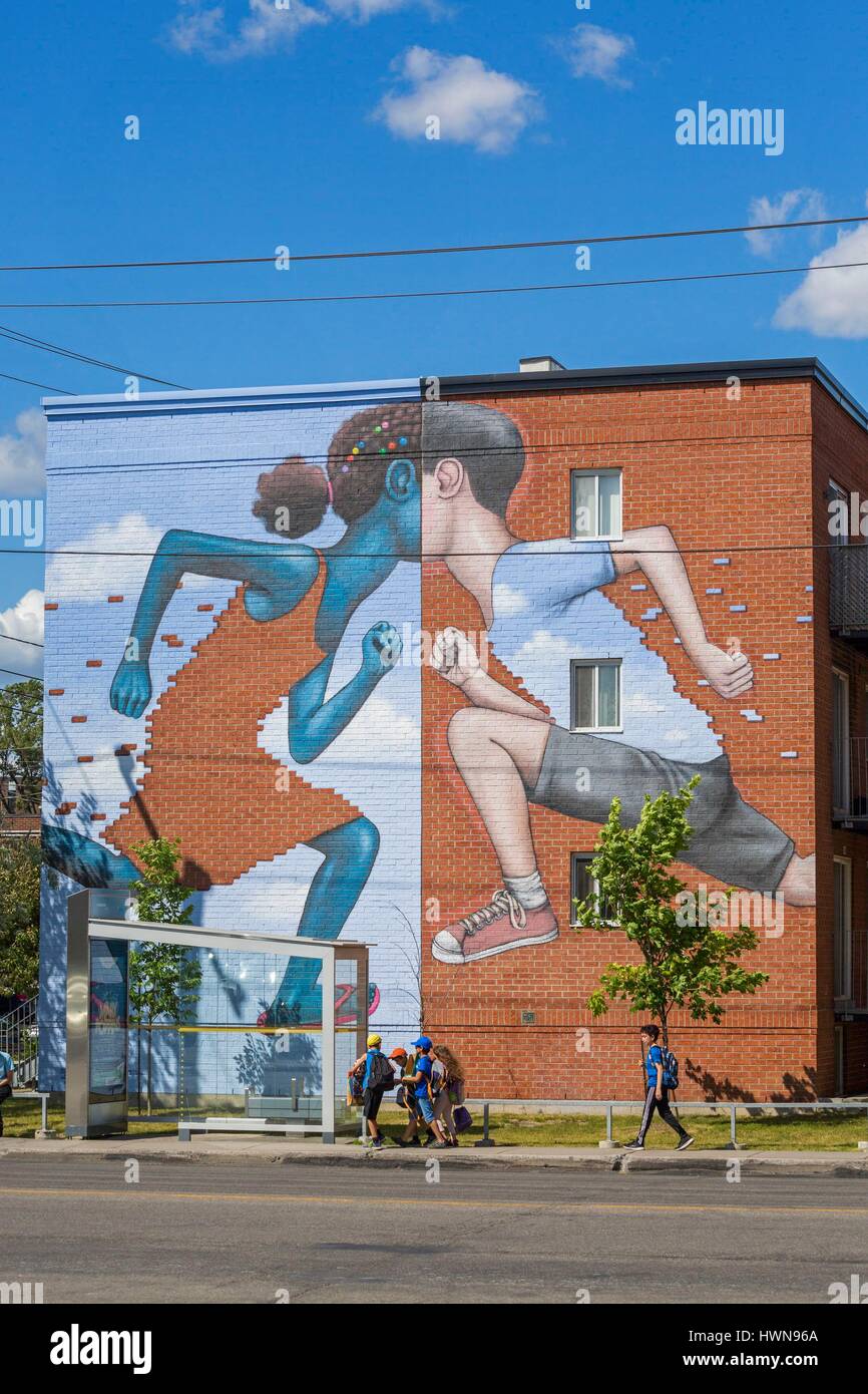 Canada, Provincia di Quebec, Montreal, Comme onu jeu d&#x2019;enfant da Seth per MU nel 2015 SETH (Julien Malland), di fama internazionale di arte urbana artista, visitate Montreal specificamente per questo progetto si trova all'entrata di multi-etnico Saint-Michel quartiere. SETH ha scelto per rappresentare due bambini di origini diverse Foto Stock