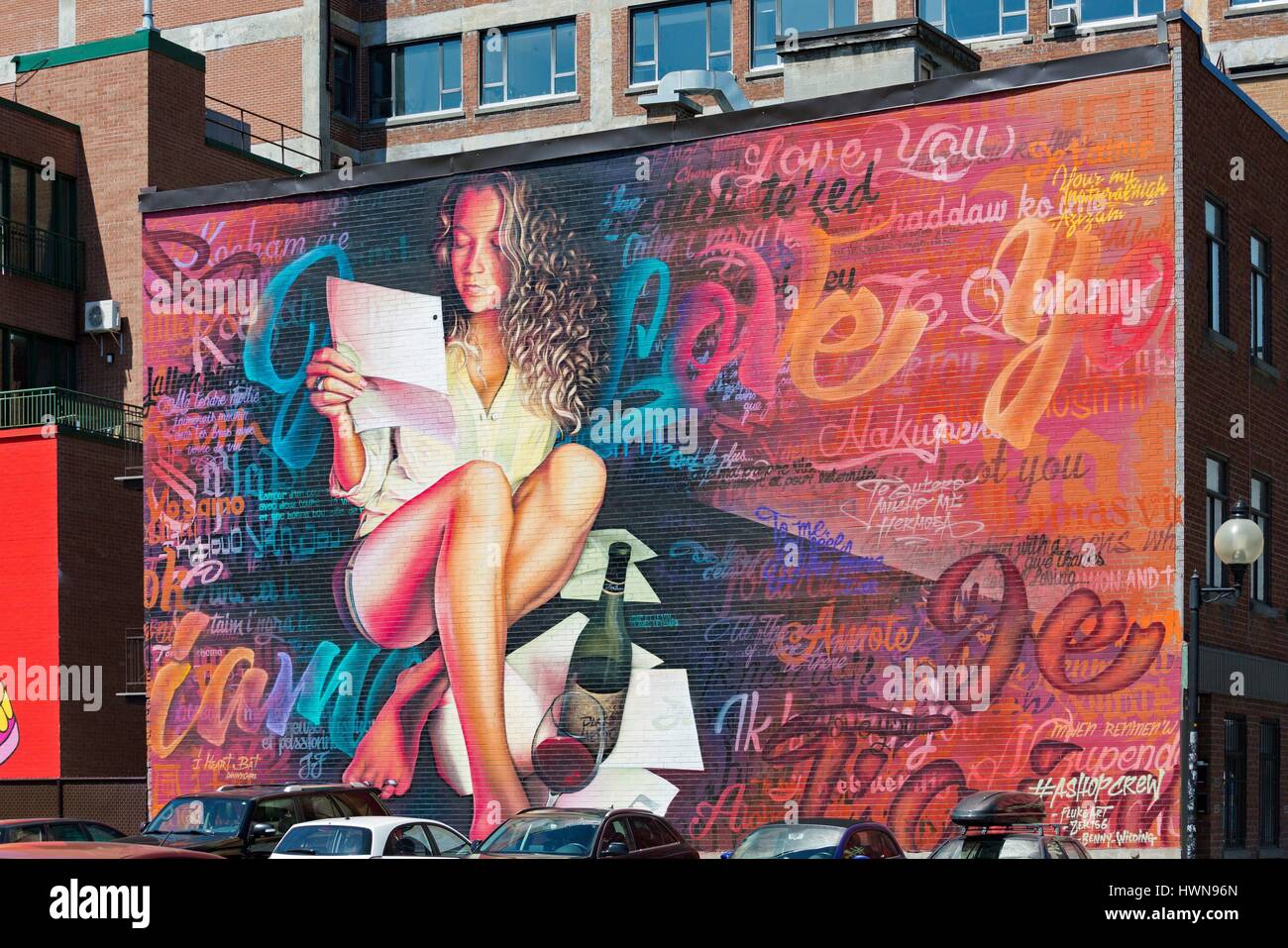 Canada, Provincia di Quebec, Montreal le lettere d'amore da un'Shop murale per Festival 2015, l affresco fu progettato da Fluke ed eseguite con l aiuto di Zek e Benny Wilding questo murale è ispirato al famoso muro di Verona dove Giulietta e Romeo avrebbe incontrato e dove migliaia di passanti da aggiungere amore redatto messaggi, creazione di un caotico graffiti pittura che esprime il più profondo sentimento umano Foto Stock
