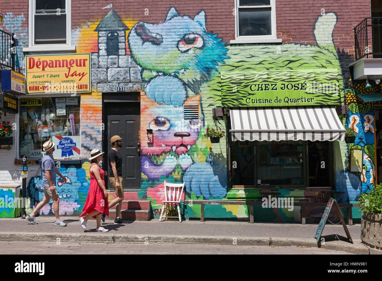 Canada, Provincia di Quebec, Montreal Plateau Mont-Royal ristorante Chez JosÃ © maschio dal cry0te, CryOte fantastico gli animali sono presenti in molti luoghi di Montreal, l'artista lavora spesso con un altro Waxheas muralista di Montreal Foto Stock