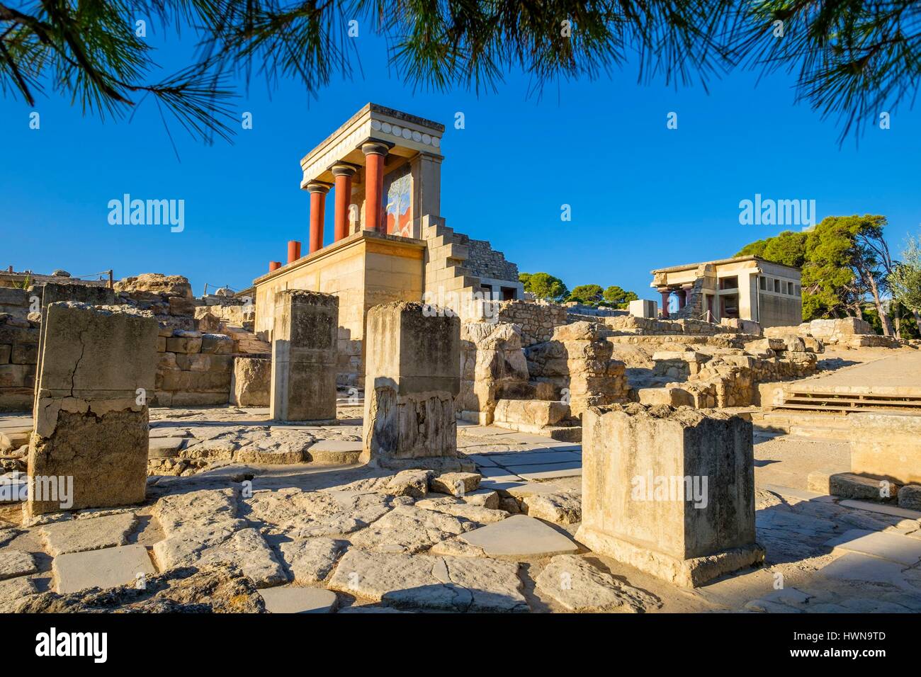 La Grecia, Creta, Heraklion, il sito archeologico del Sito minoico di Knossos, entrata nord del palazzo con il toro affresco di sfiato Foto Stock