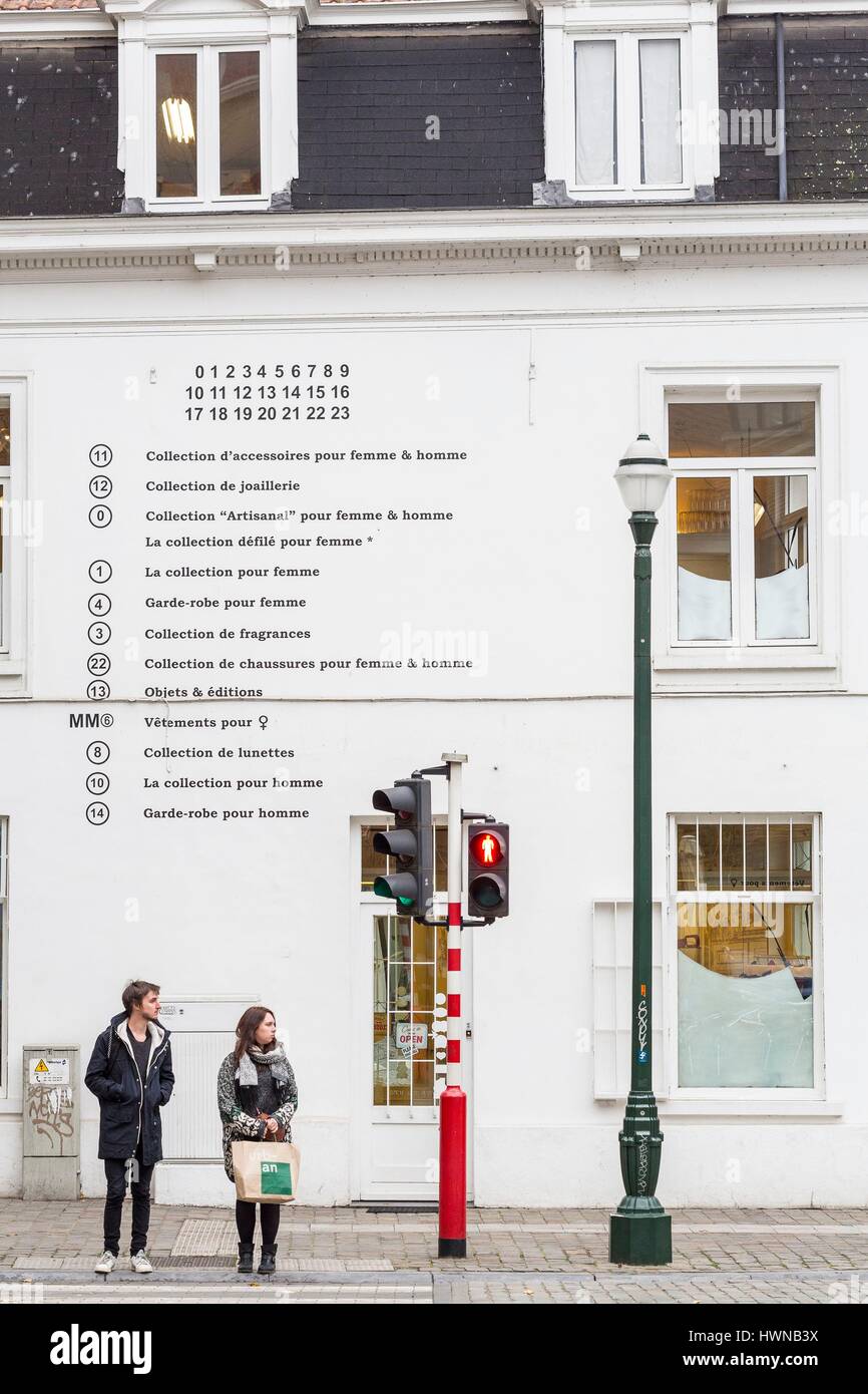 Il Belgio Bruxelles Dansaert distretto Rue de Flandre Boutique Maison Margiela propone i vestiti del designer belga Martin Margiela Foto stock Alamy