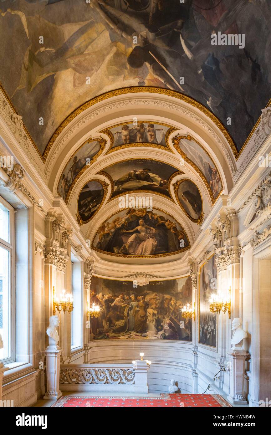 Il Belgio, Bruxelles, Grand Place (Grote Markt), classificato come patrimonio mondiale dall UNESCO, del XV secolo in stile gotico Municipio, una scalinata che conduce ad una sala di stato Foto Stock