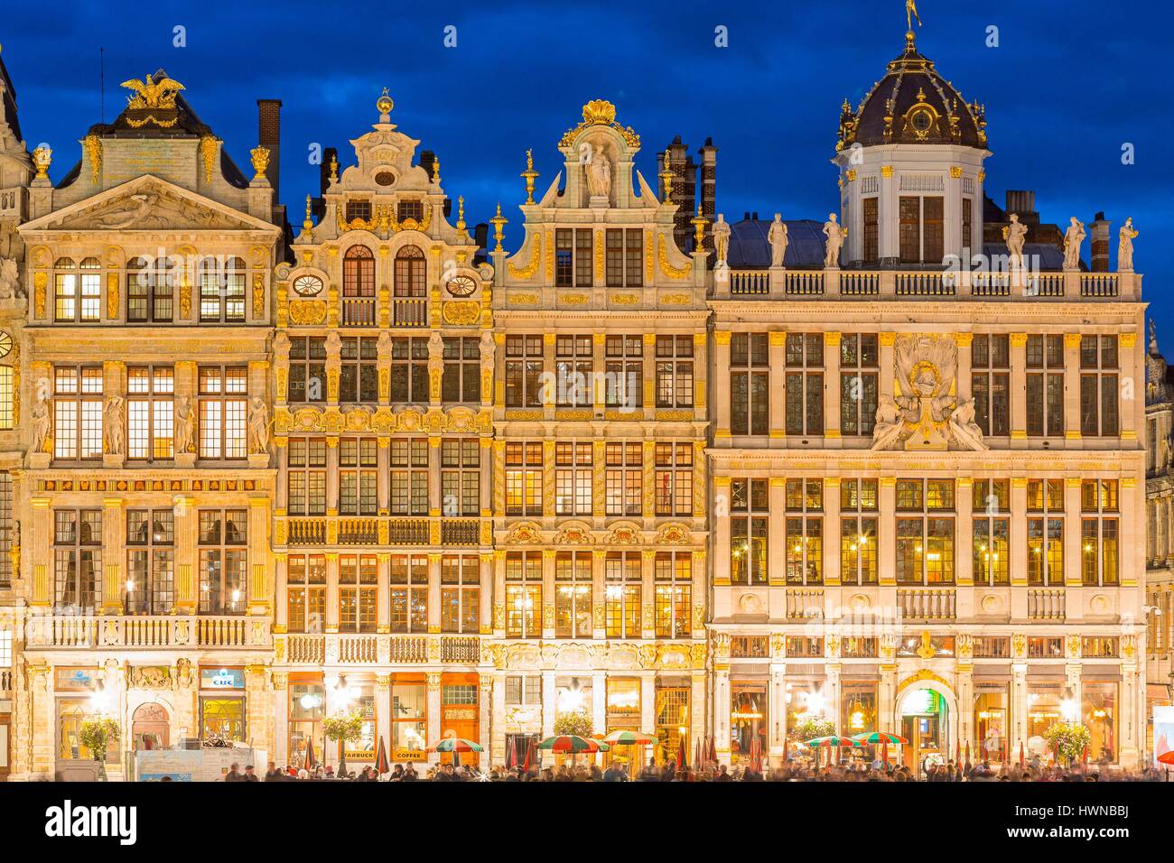 Il Belgio, Bruxelles, Grand Place (Grote Markt), classificato come patrimonio mondiale dall' UNESCO, case del XVII secolo gilde, da sinistra a destra, Maison de la Louve, Maison du Sac, Maison de la Brouette e la Maison du Roi d'Espagne Foto Stock