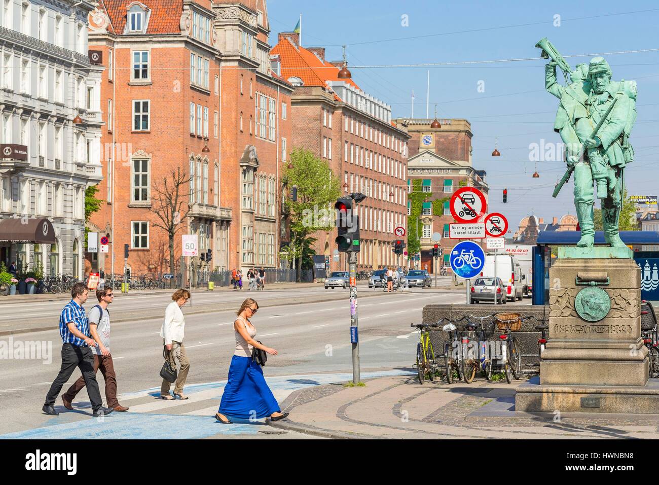 La Danimarca, la Zelanda, Copenaghen, downtown, Boulevard H. C. Andersens, tardo XIX secolo arteria con una statua commemorativa per guerre di 1848 e 1864 Foto Stock