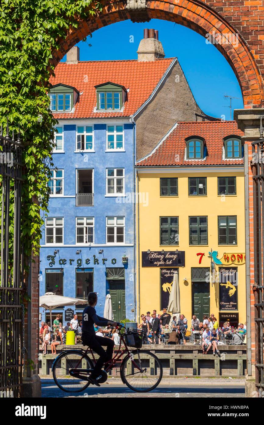 La Danimarca, la Zelanda, Copenaghen, quartiere di Nyhavn (nuovo porto), XVIII secolo ospita, ristorante Le Terrazze e il canale della barra laterale Foto Stock