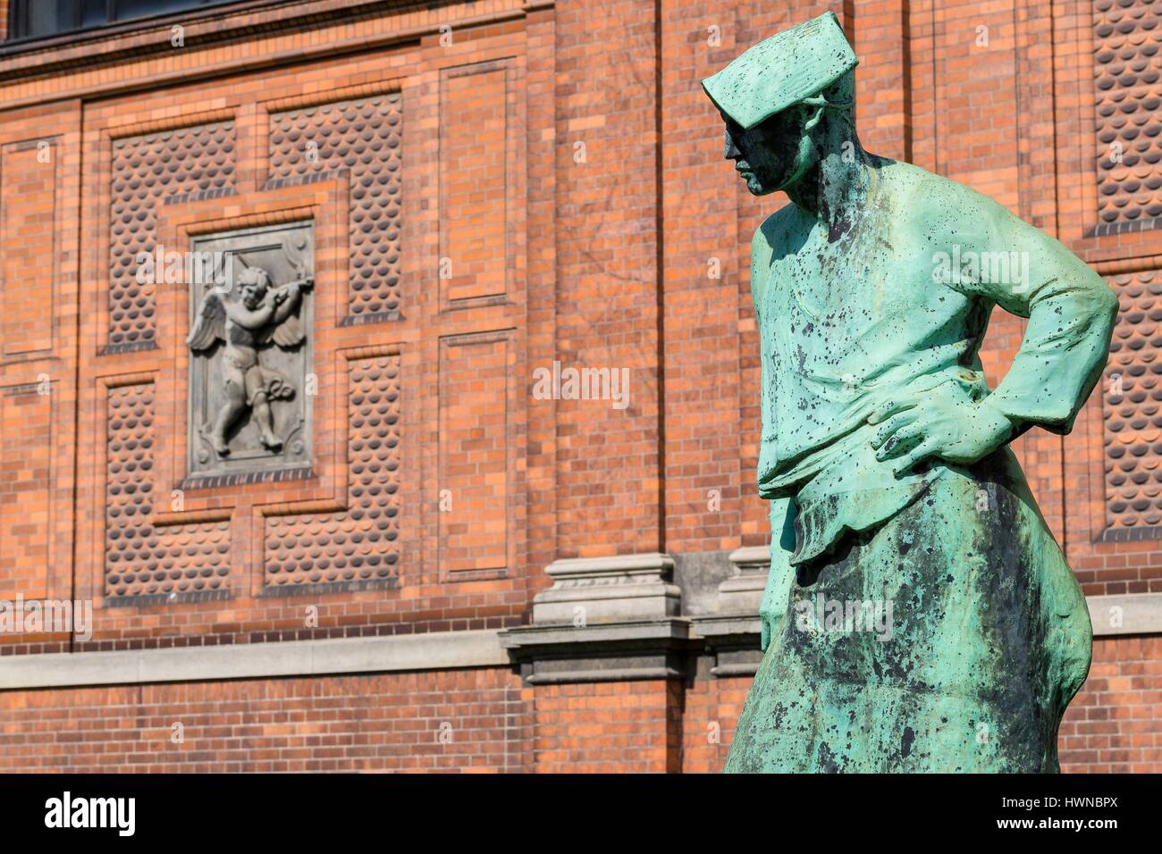 La Danimarca, la Zelanda, Copenaghen, Ny Carlsberg Glyptotek, museo fondata nel 1897 dal figlio del fondatore della fabbrica di birra Carlsberg, giardino con una scultura di Constantin Meunier Foto Stock