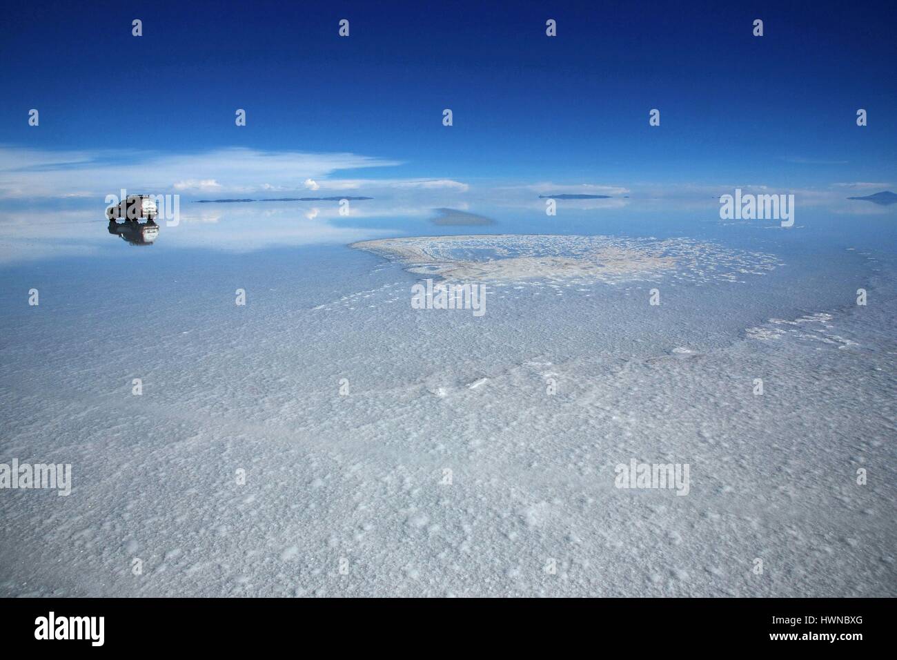 Bolivia, dipartimento di Potosi, altiplano, Salar de Uyuni,4X4 VEICOLO attraversando il Salar de Uyuni, il più grande lago salato nel mondo Foto Stock